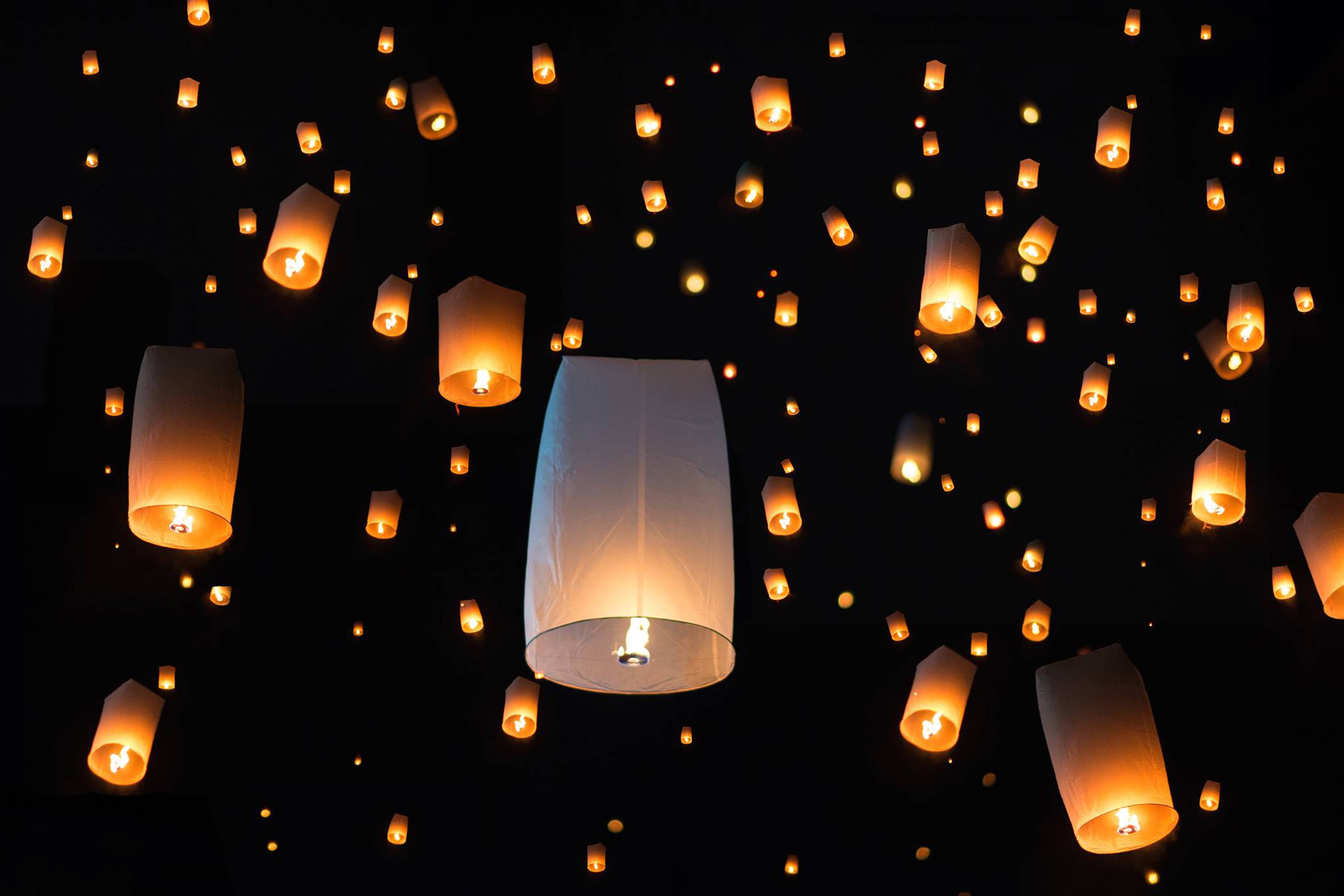 Große Wandbilder-Das Unfounded Festival und Loy Krathong