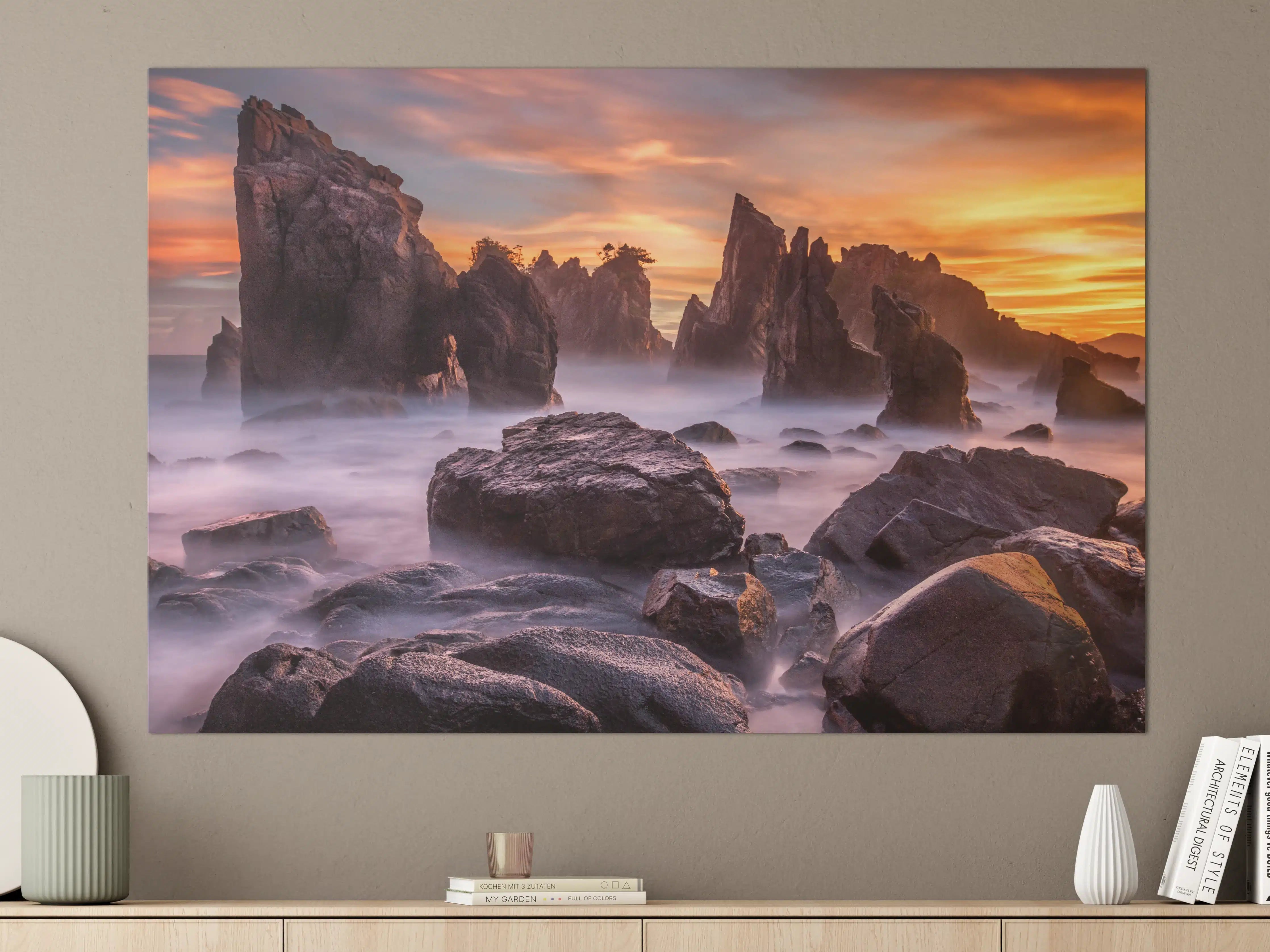 Große Wandbilder - Dramatischer Felsenstrand bei Sonnenuntergang