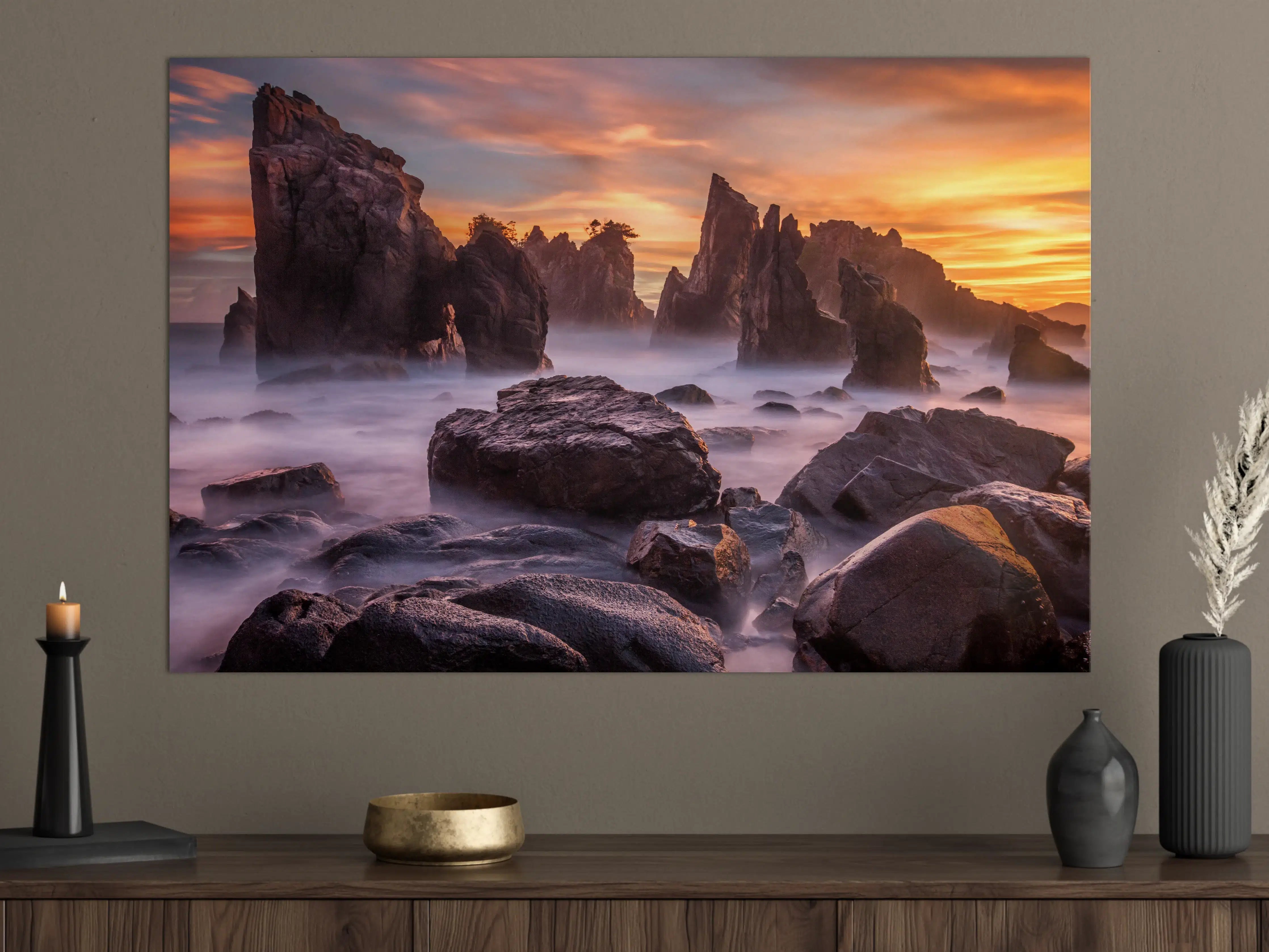 Große Wandbilder - Dramatischer Felsenstrand bei Sonnenuntergang