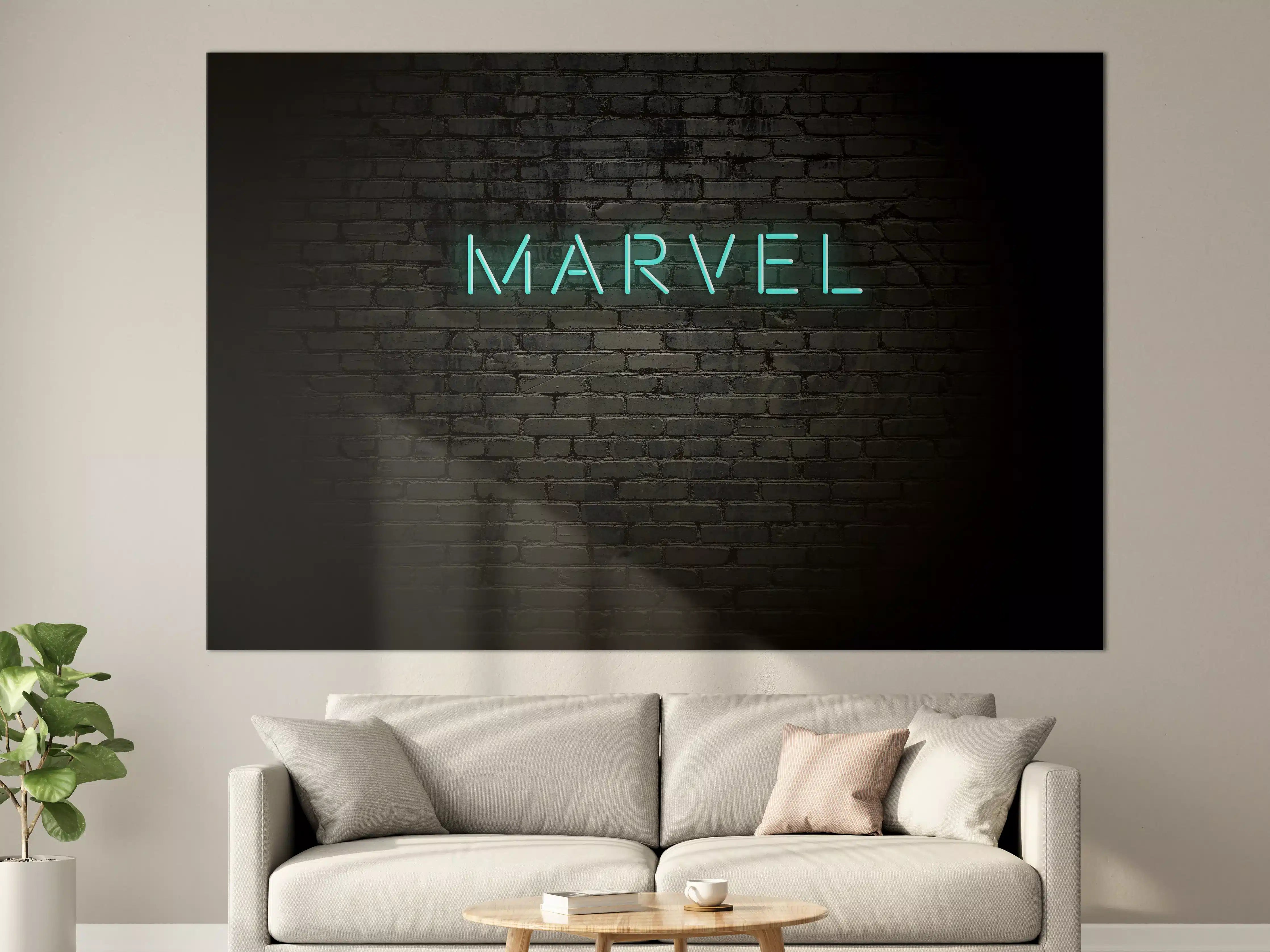 Große Wandbilder - Dunkle Backsteinmauer mit "Marvel" Aufschrift