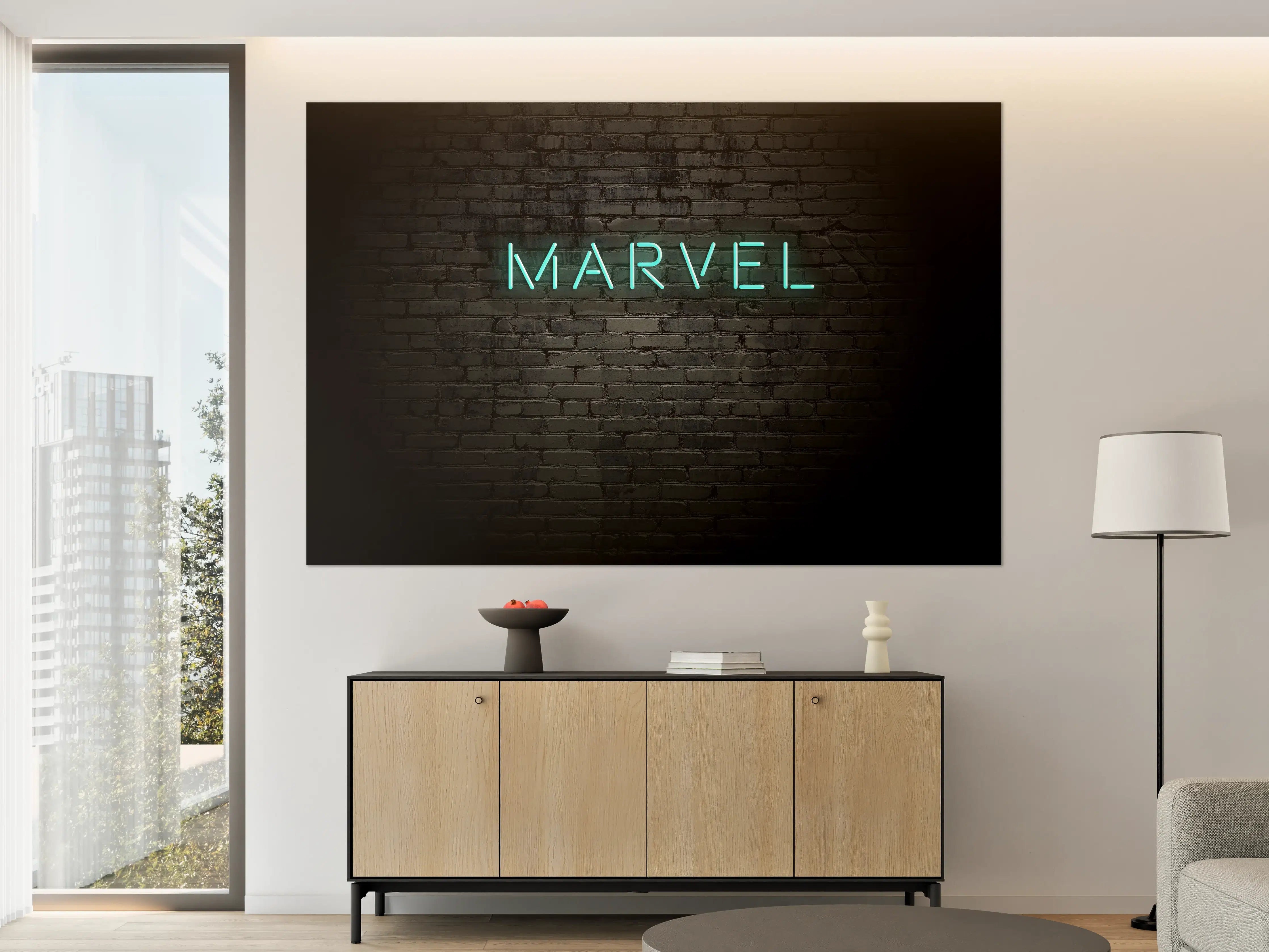 Große Wandbilder - Dunkle Backsteinmauer mit "Marvel" Aufschrift