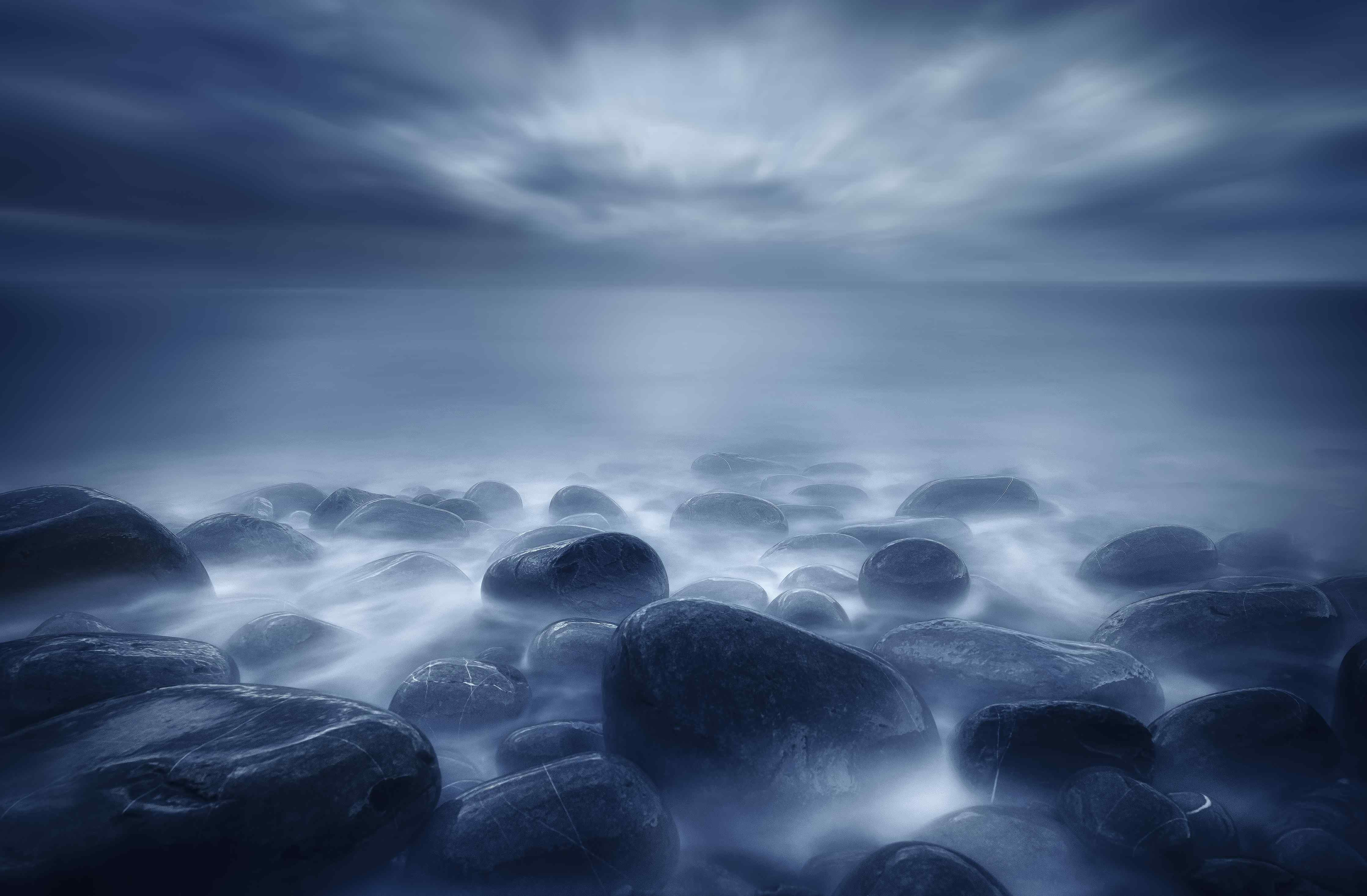 Große Wandbilder-Dunkler Meeresstrand mit glatten Steinen