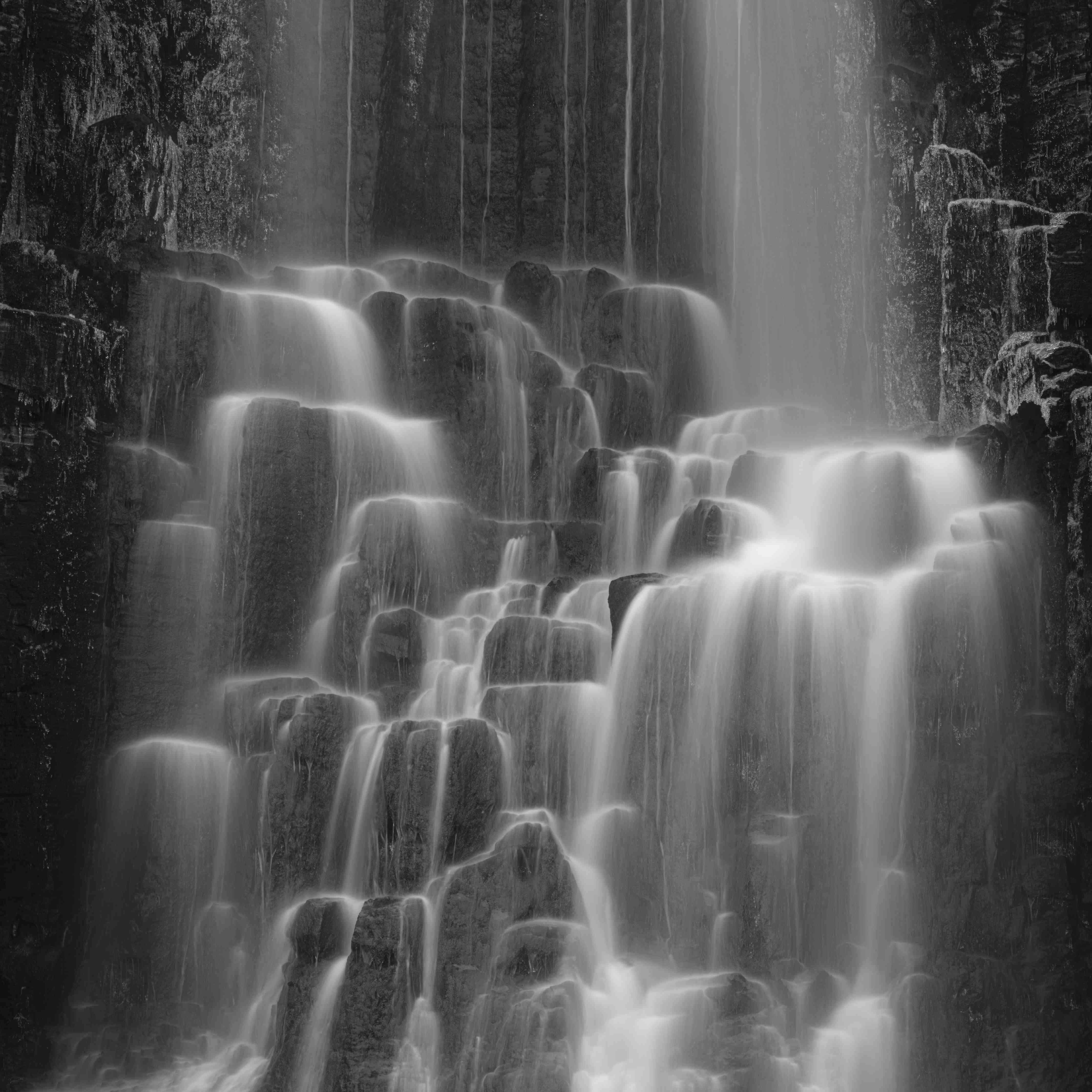 Große Wandbilder-Dunkler Wasserfall in Schwarz-Weiß