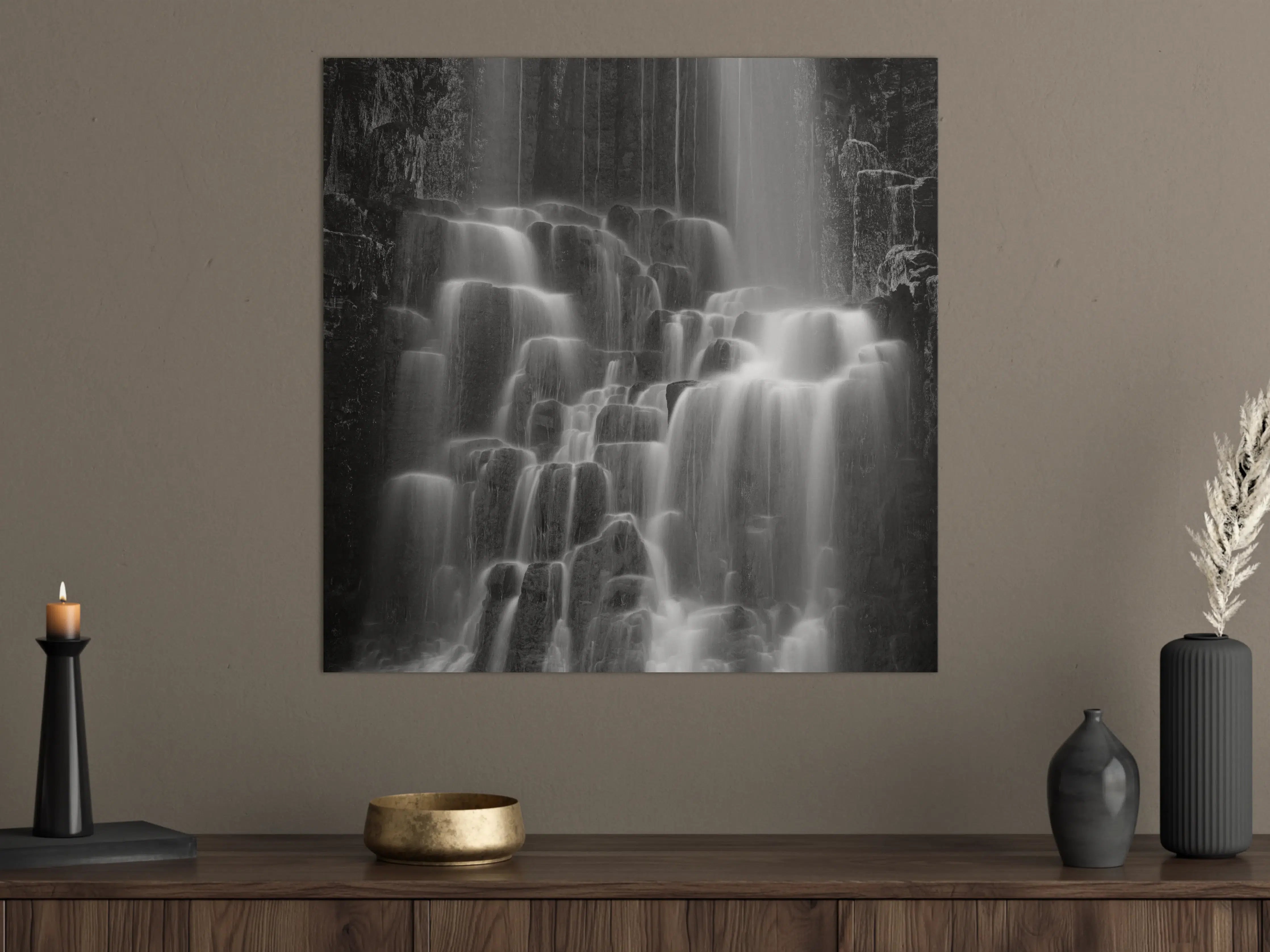 Große Wandbilder - Dunkler Wasserfall in Schwarz-Weiß