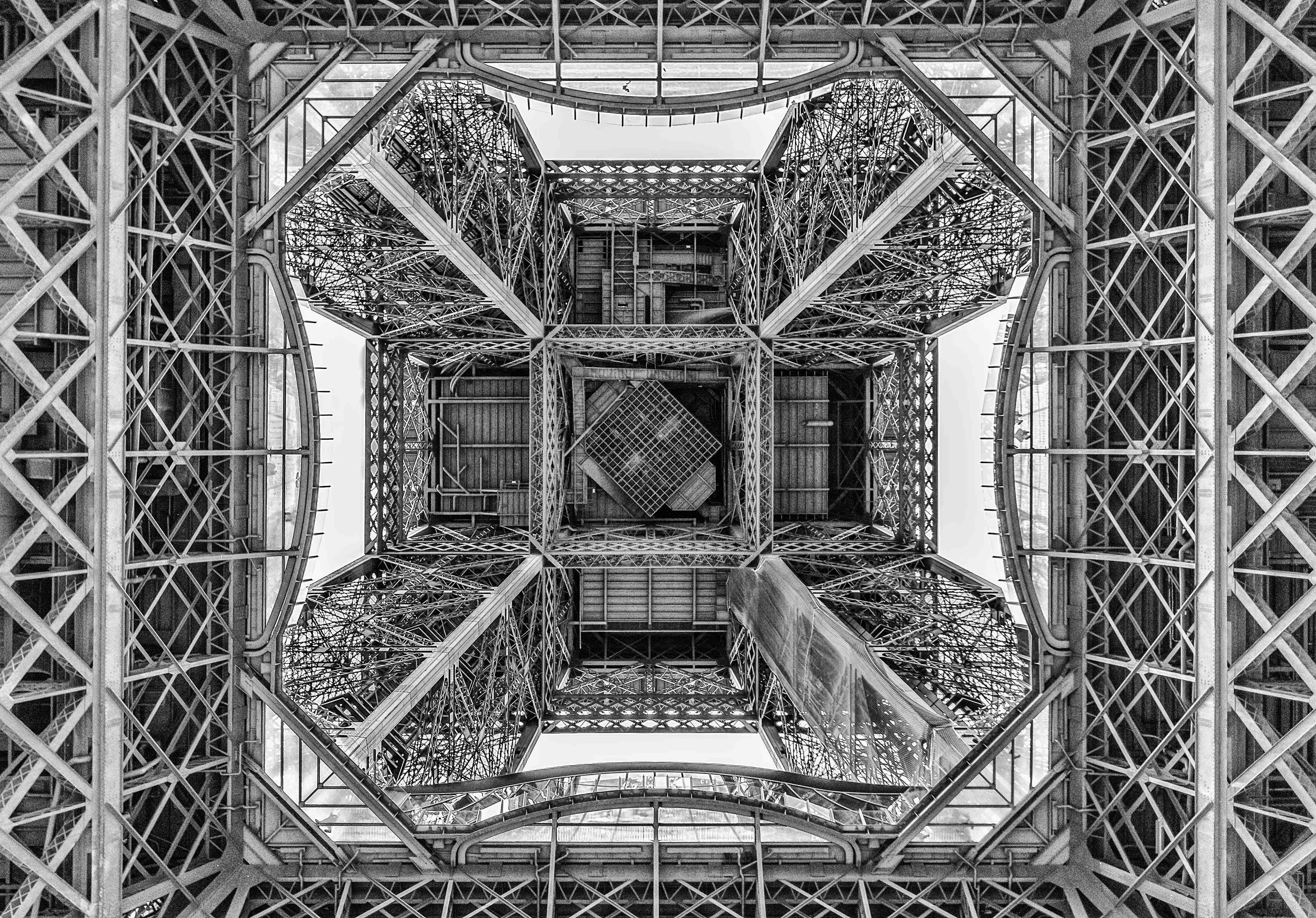 Große Wandbilder-Eiffelturm Unterseite in Schwarz-Weiß