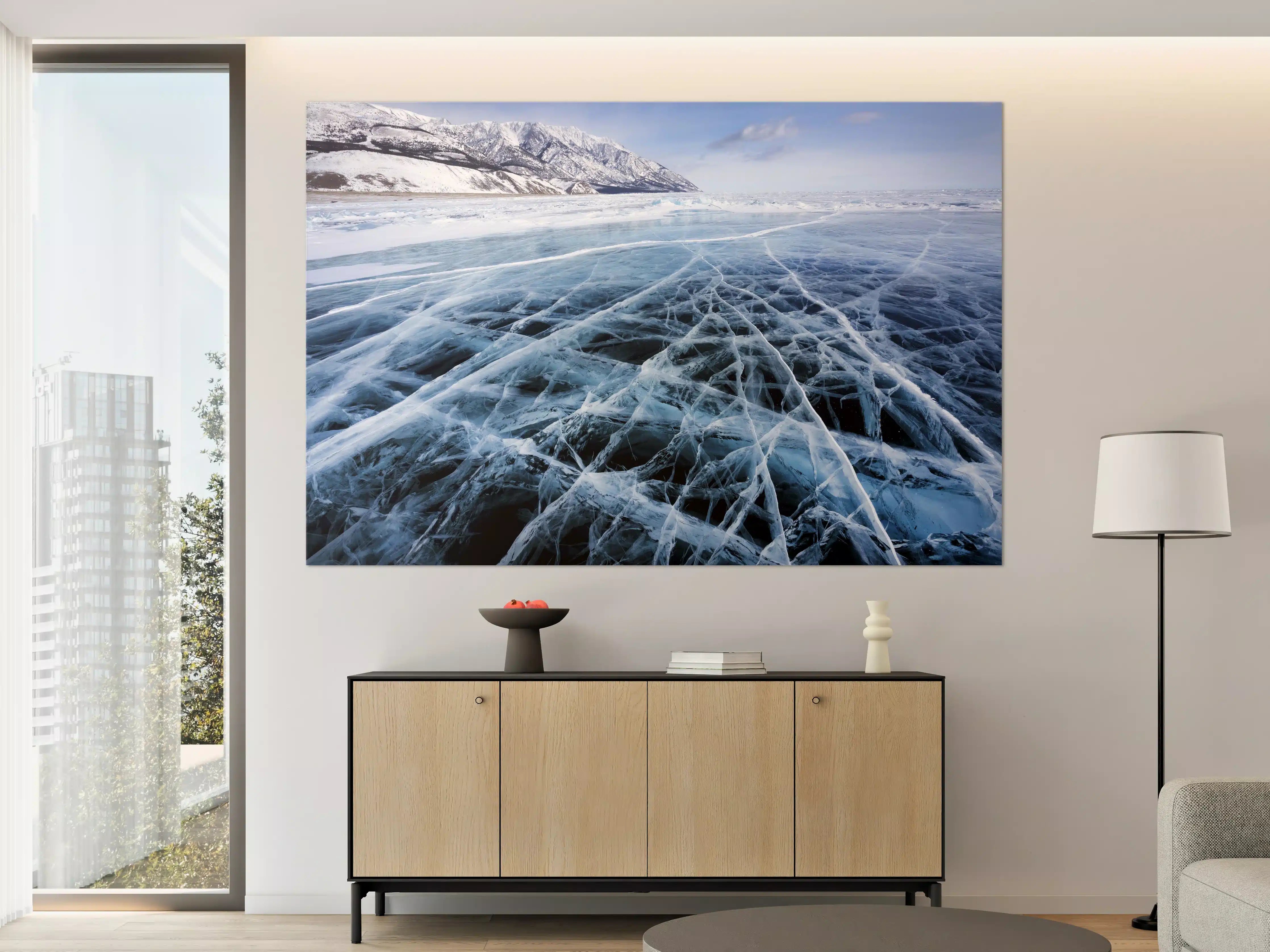Große Wandbilder - Eisfläche mit gefrorenen Mustern und Bergpanorama