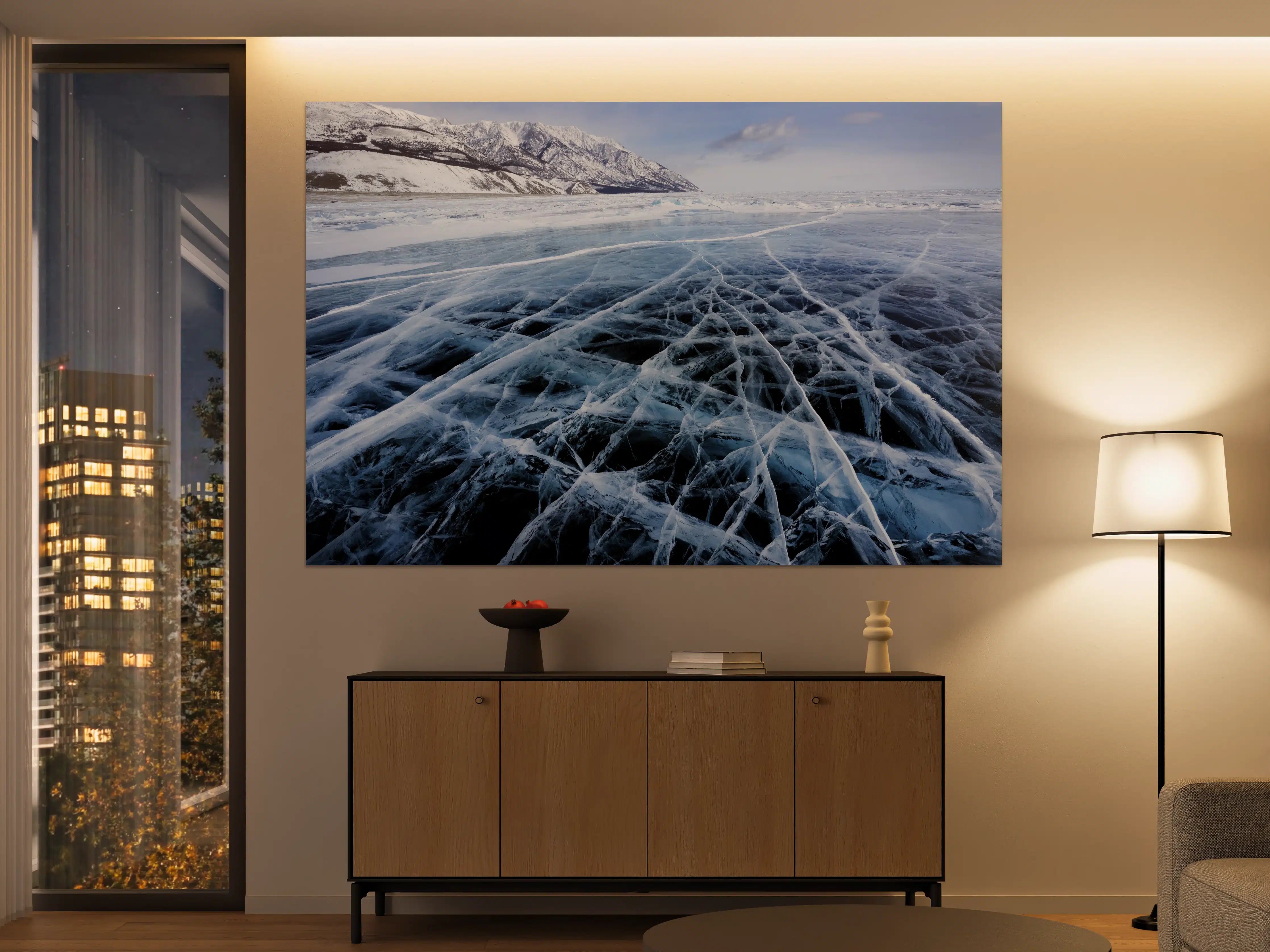 Große Wandbilder - Eisfläche mit gefrorenen Mustern und Bergpanorama