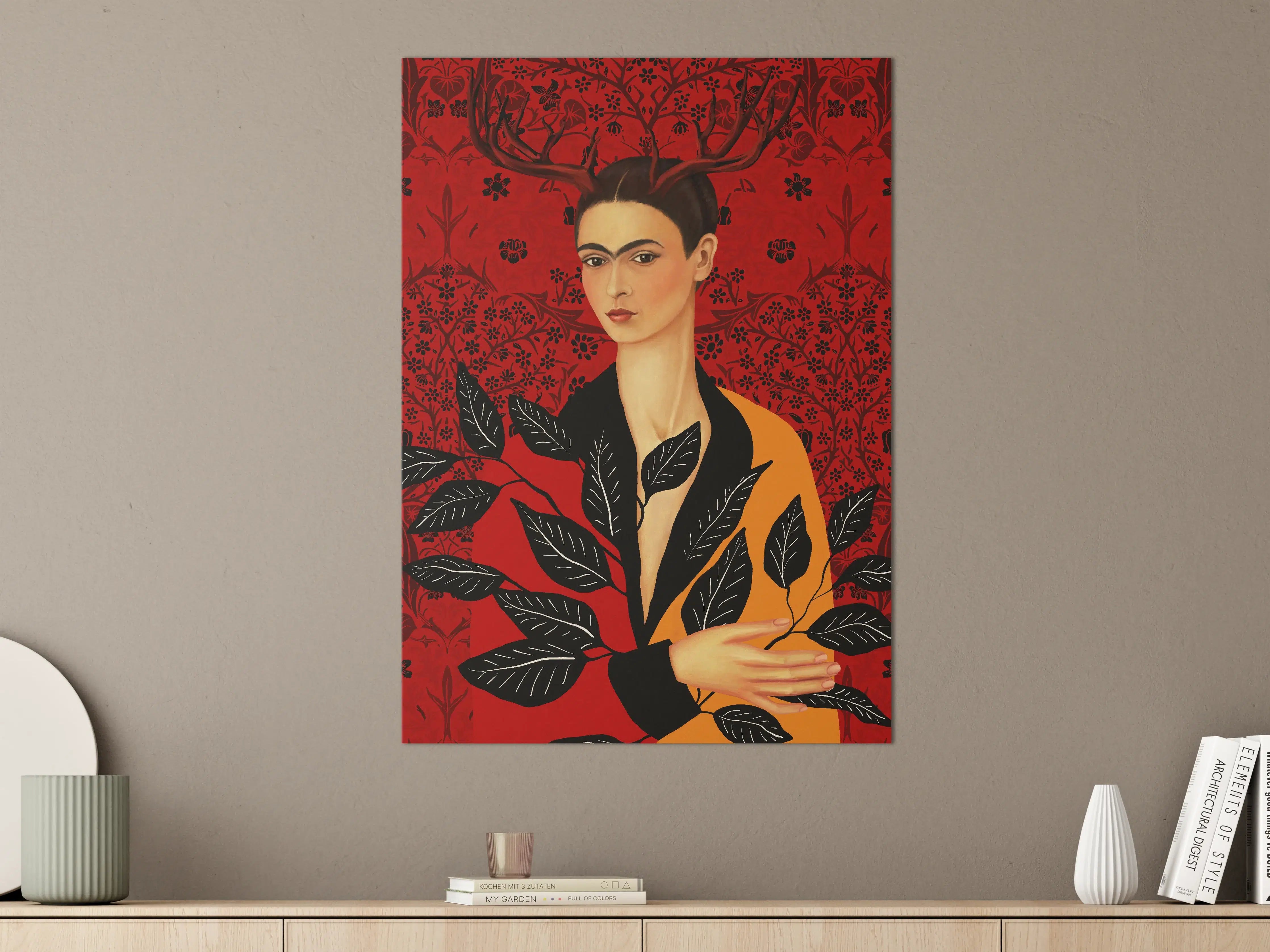 Große Wandbilder - Elegante Frau mit Hirschgeweih, rotes Hintergrundmuster