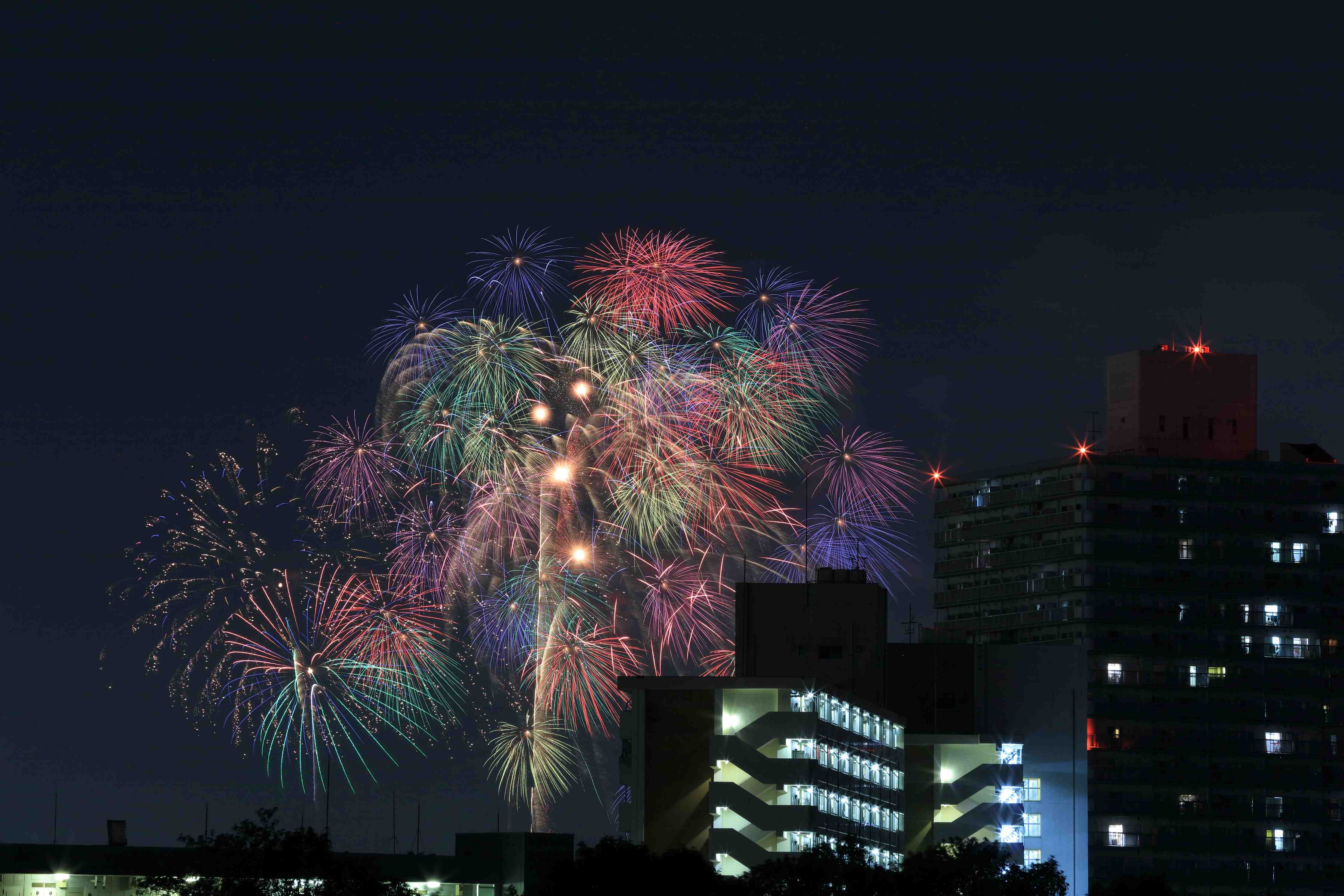 Große Wandbilder-Feuerwerk an der Toda-Brücke