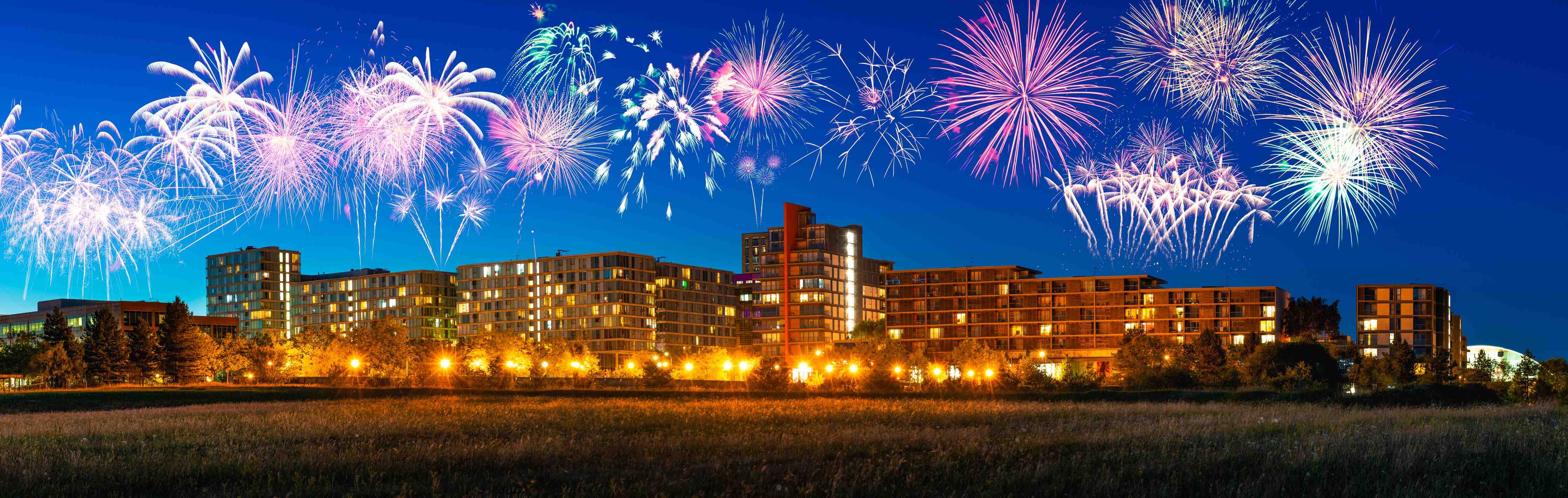 Große Wandbilder-Feuerwerk über Milton Keynes