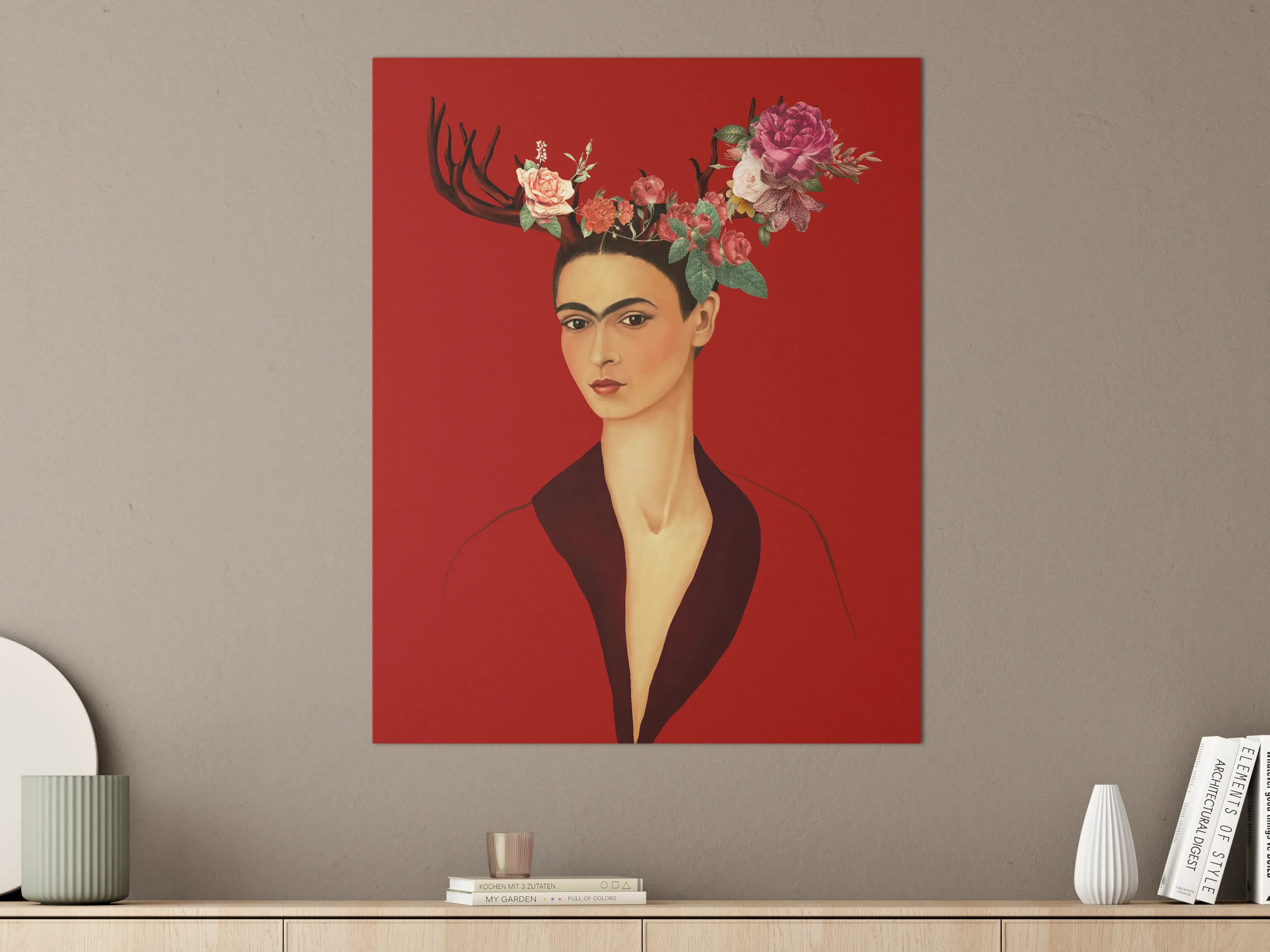 Große Wandbilder - Frau mit kunstvoller Blumenkrone und rotbemalter Hintergrund