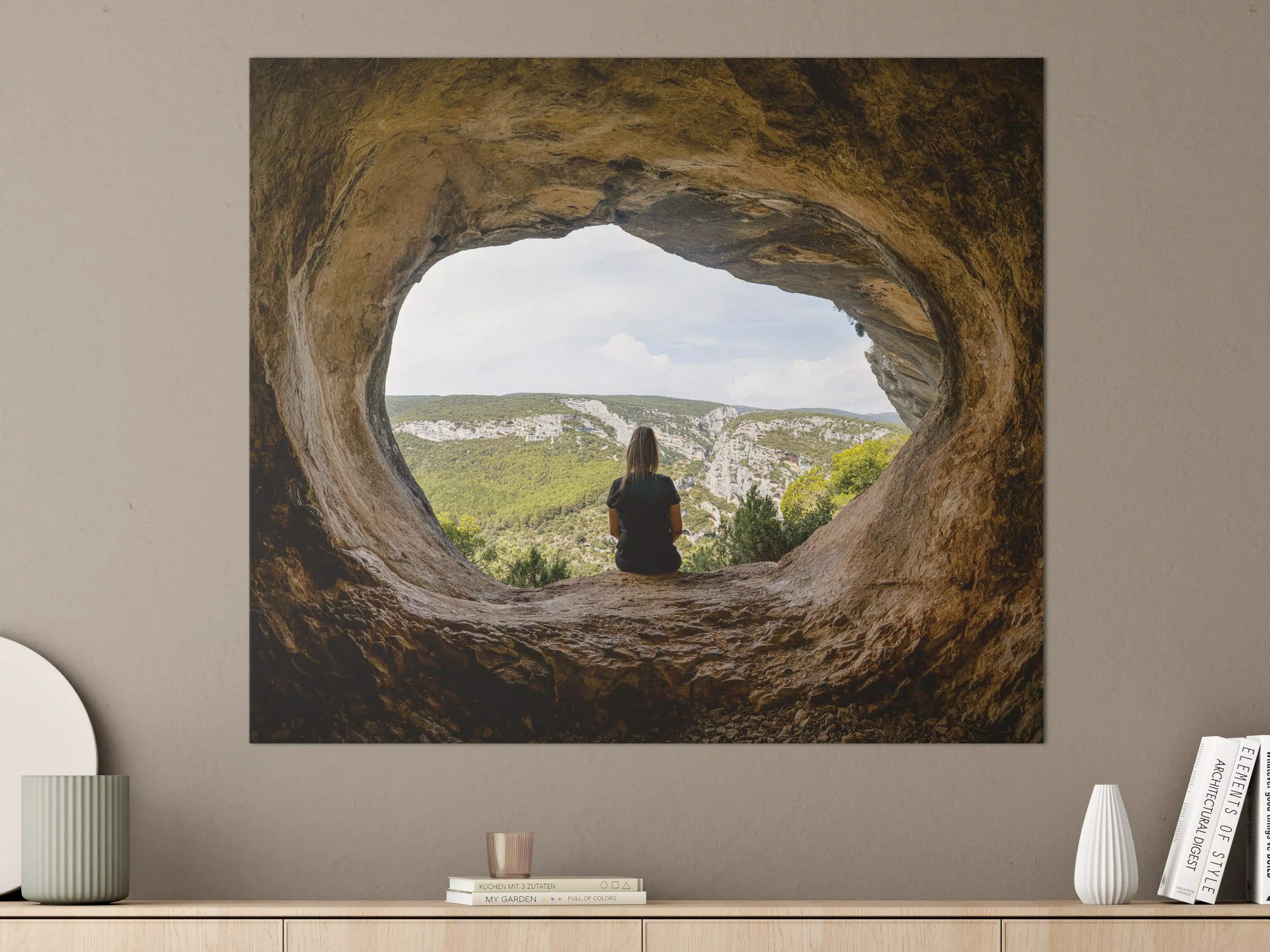 Große Wandbilder - Frau sitzend in Berghöhle mit Blick auf Landschaft