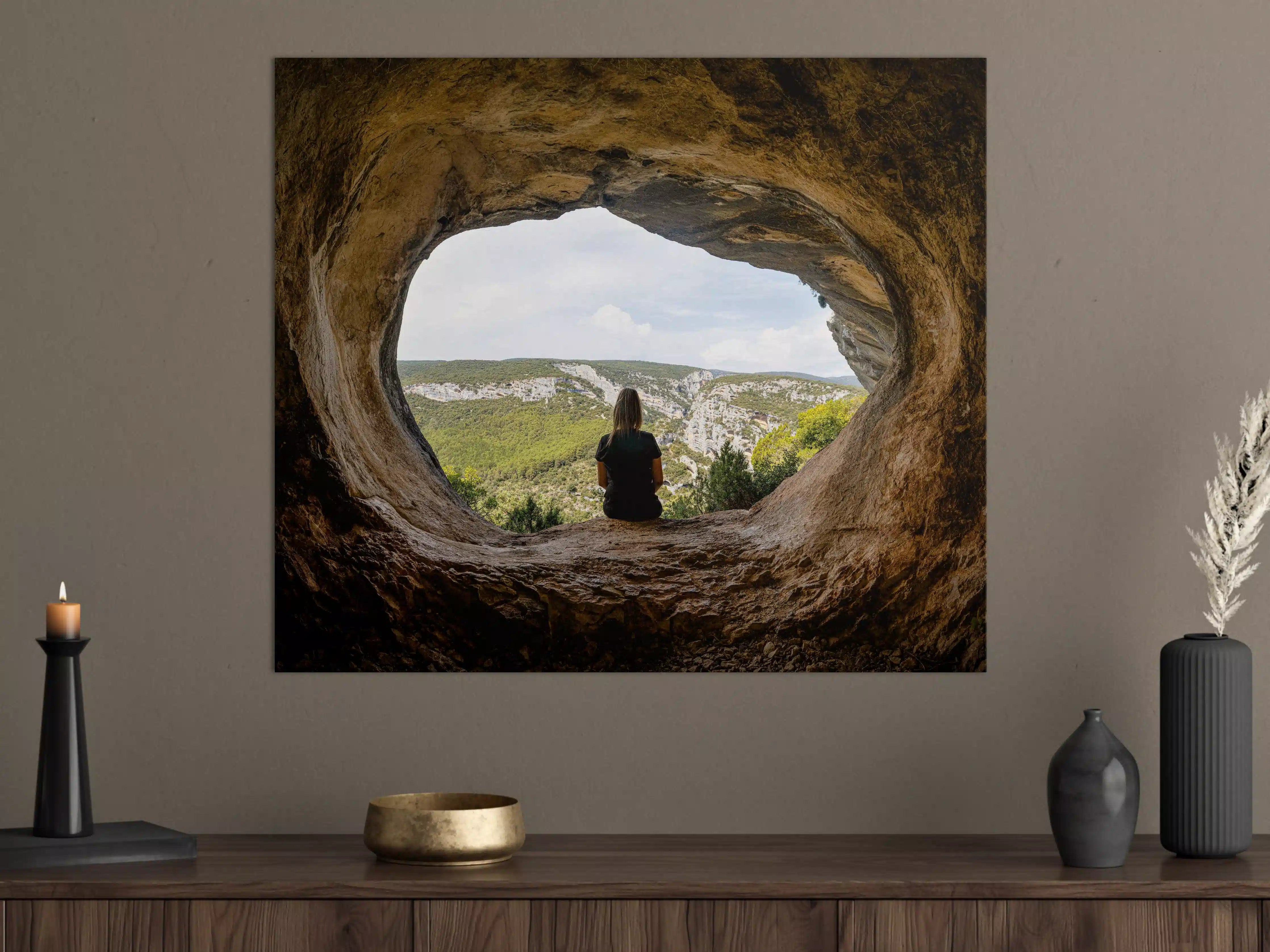 Große Wandbilder - Frau sitzend in Berghöhle mit Blick auf Landschaft