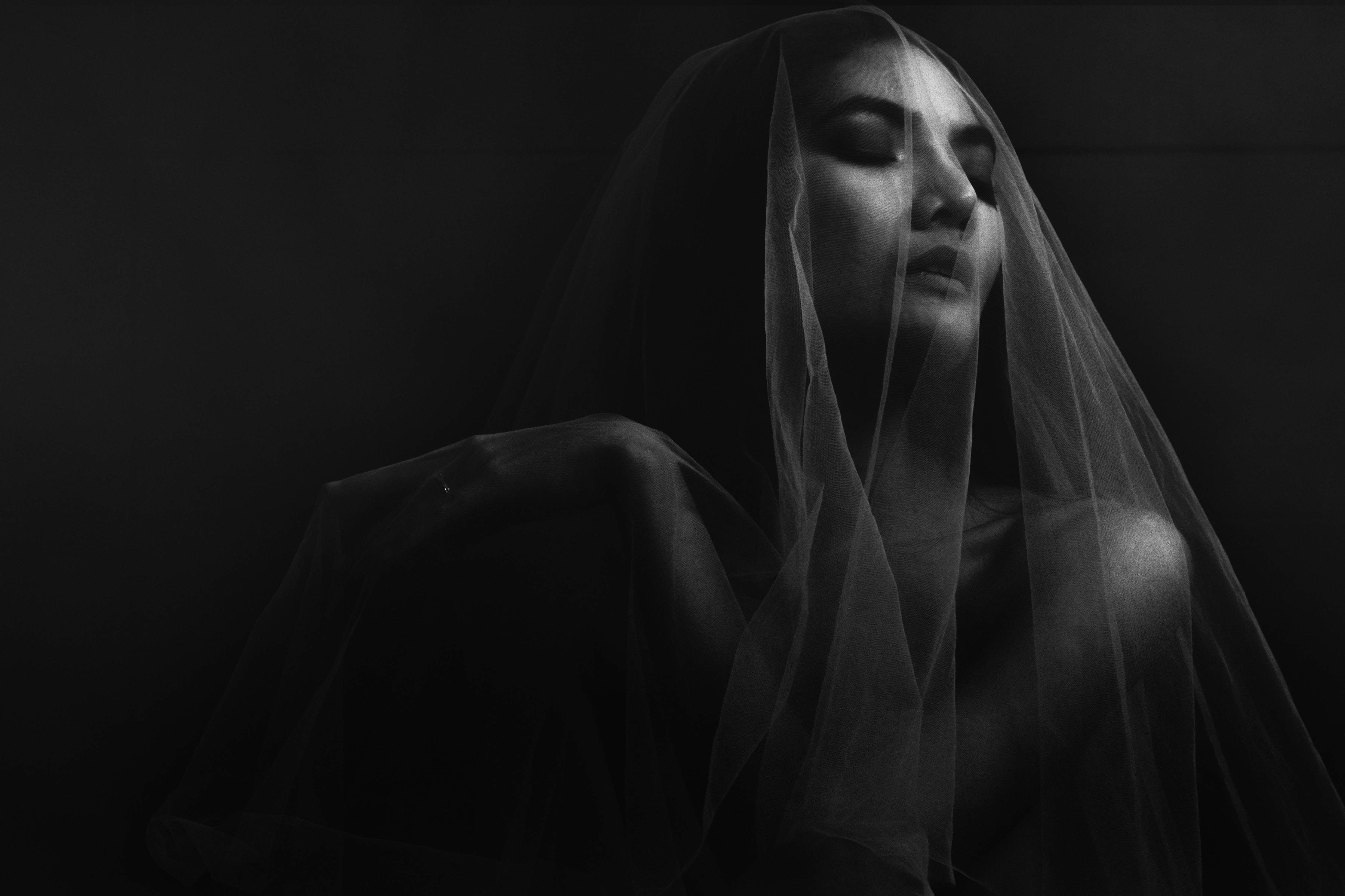 Große Wandbilder-Frau unter einem Schleier im dunkeln