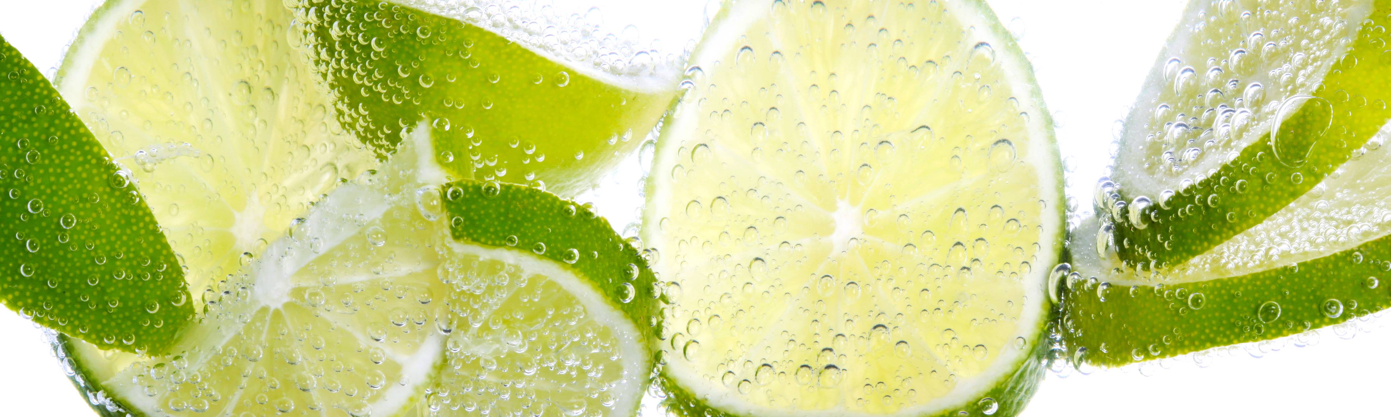 Große Wandbilder-Frische Zitronenscheiben mit Wasser