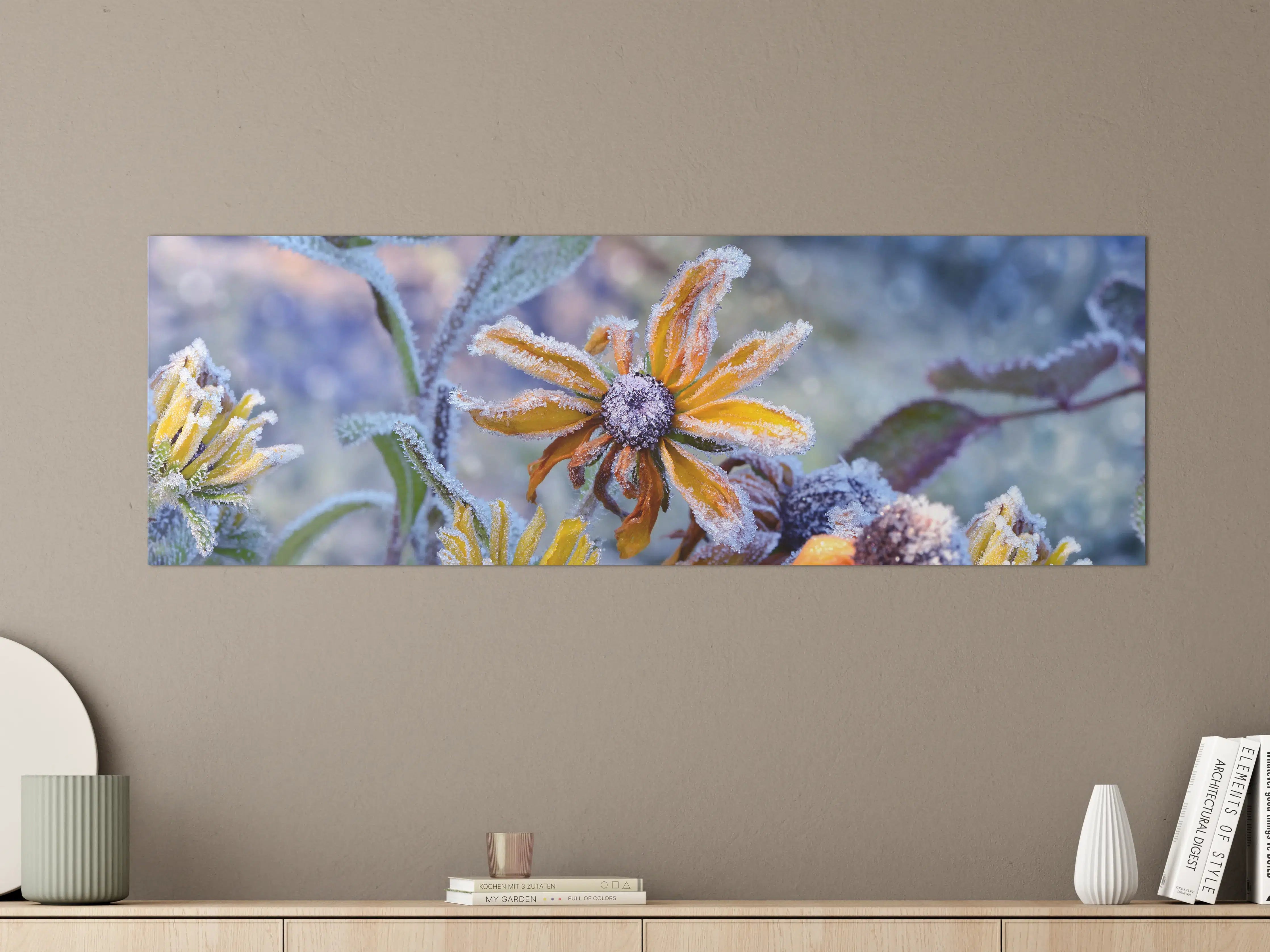 Große Wandbilder - Frostige Herbstblumen in kühler Morgendämmerung