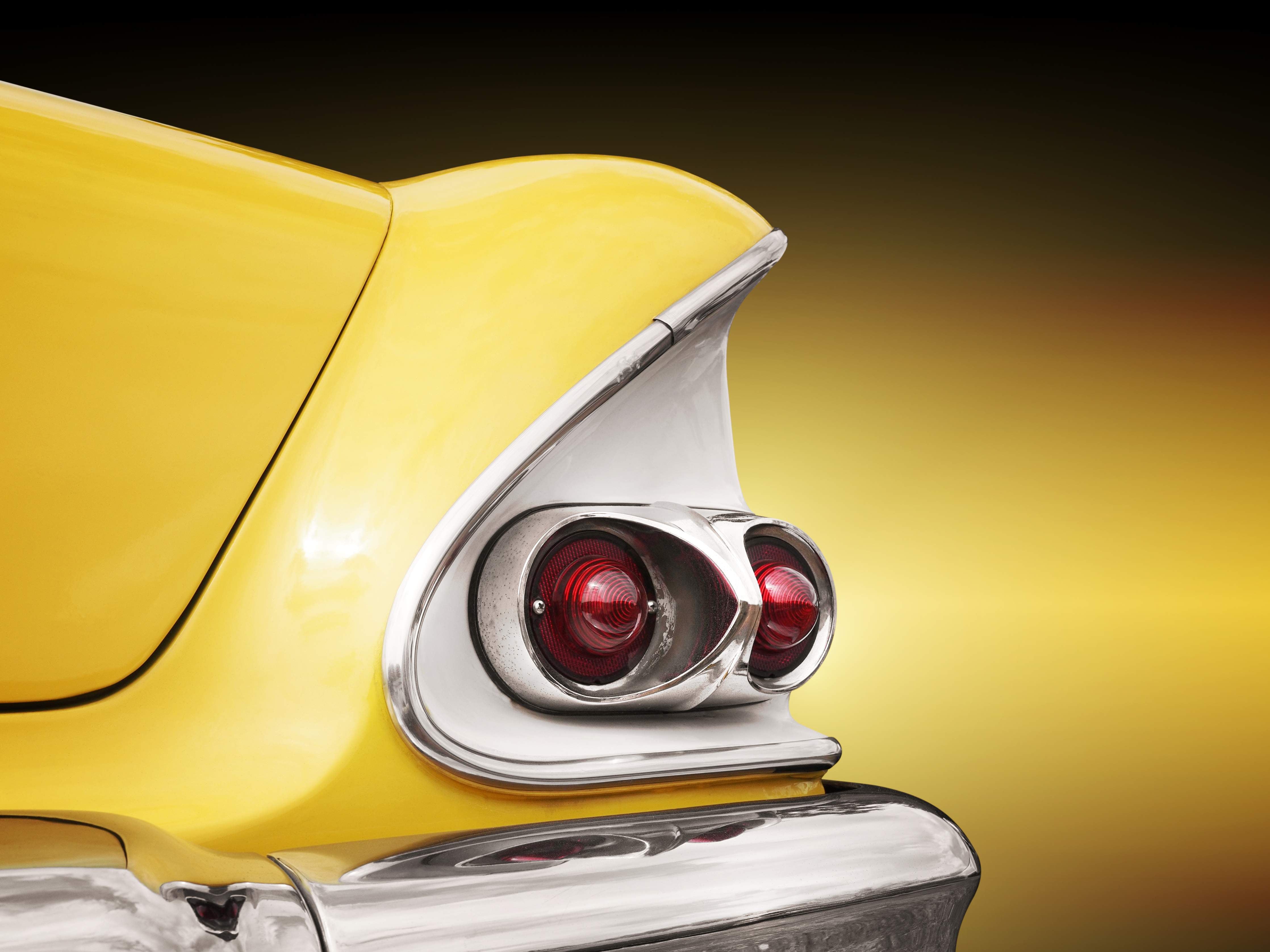 Große Wandbilder-Gelber Retro-Autoheck mit Chrom-Details