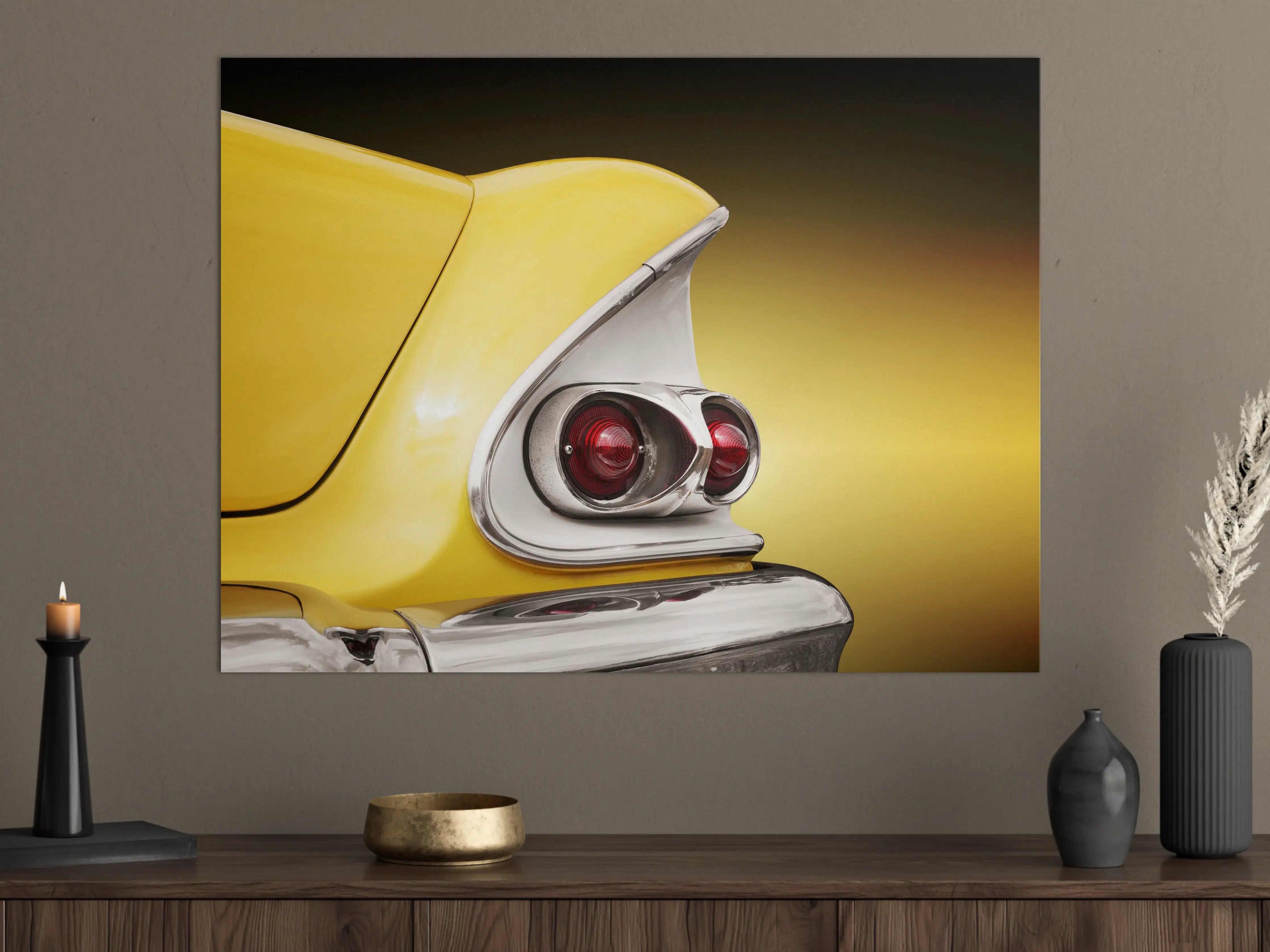 Große Wandbilder - Gelber Retro-Autoheck mit Chrom-Details