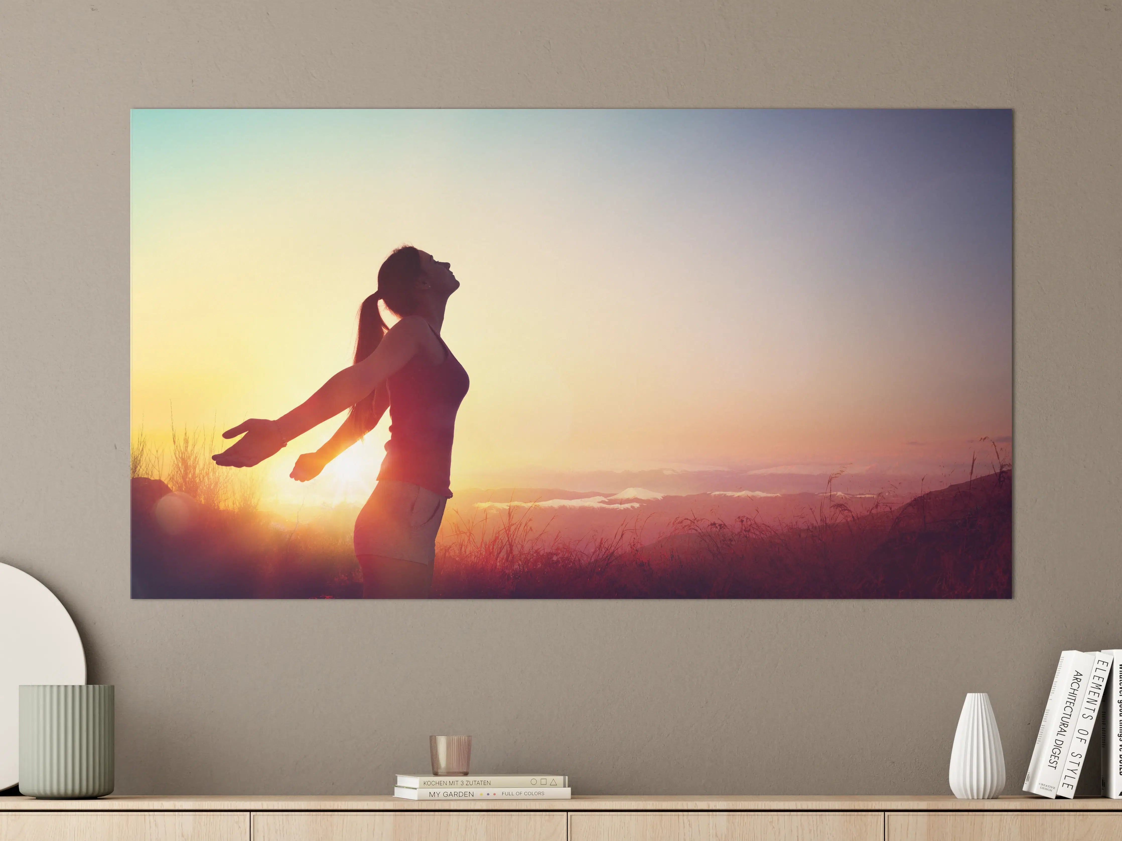 Große Wandbilder - Glückliche Frau beim Sonnenuntergang