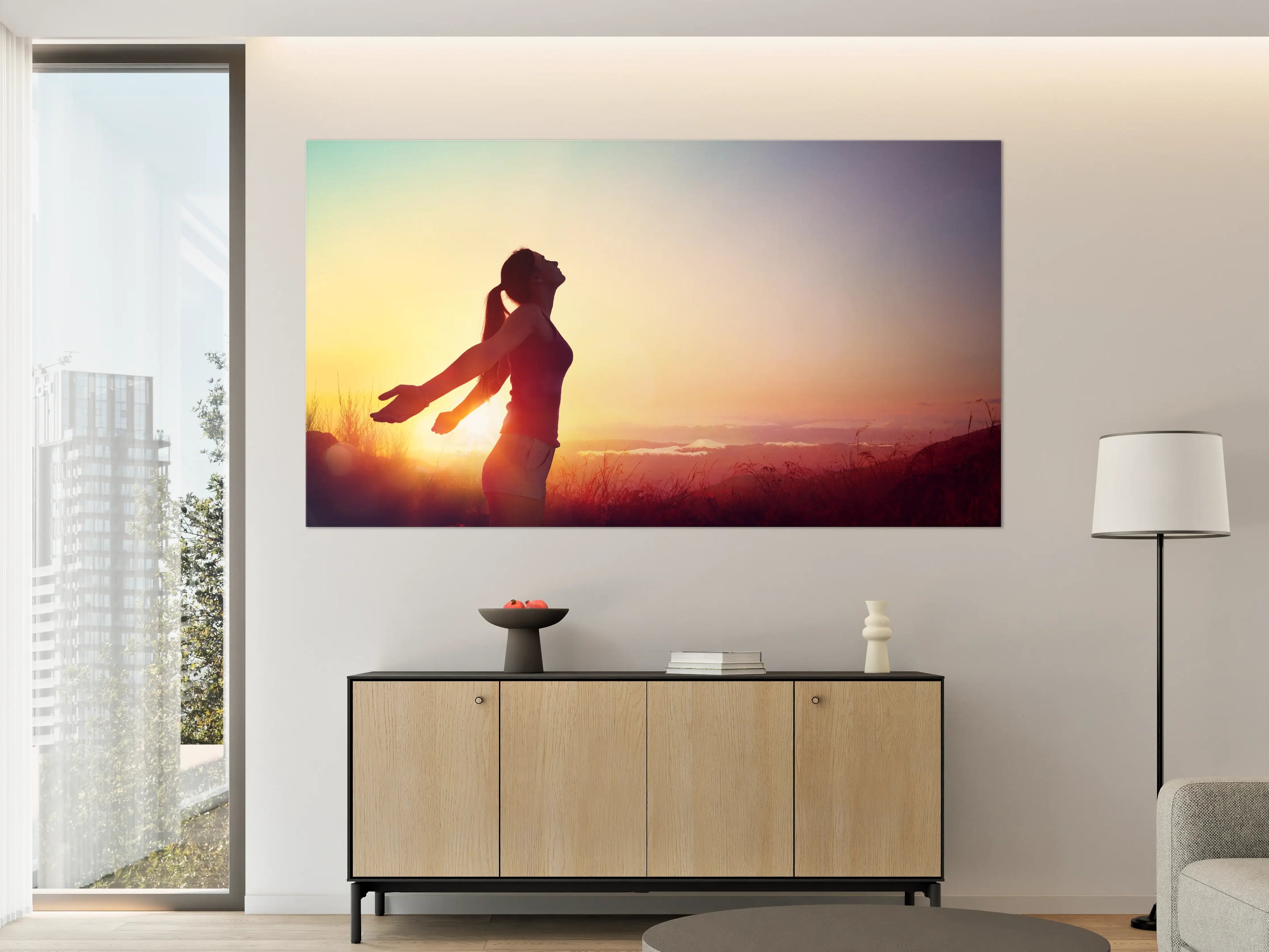 Große Wandbilder - Glückliche Frau beim Sonnenuntergang