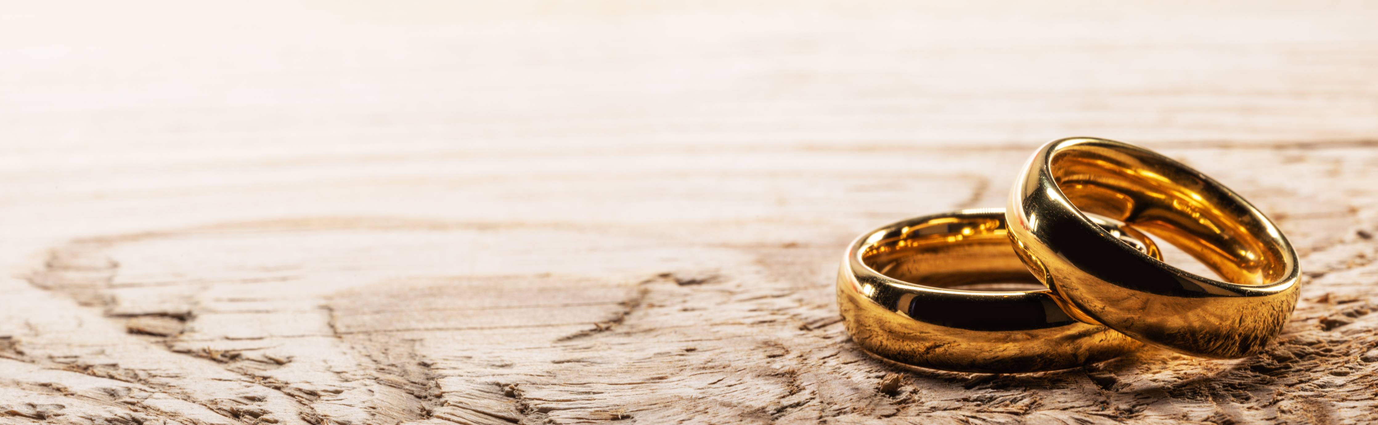 Große Wandbilder-Goldene Eheringe auf Holz