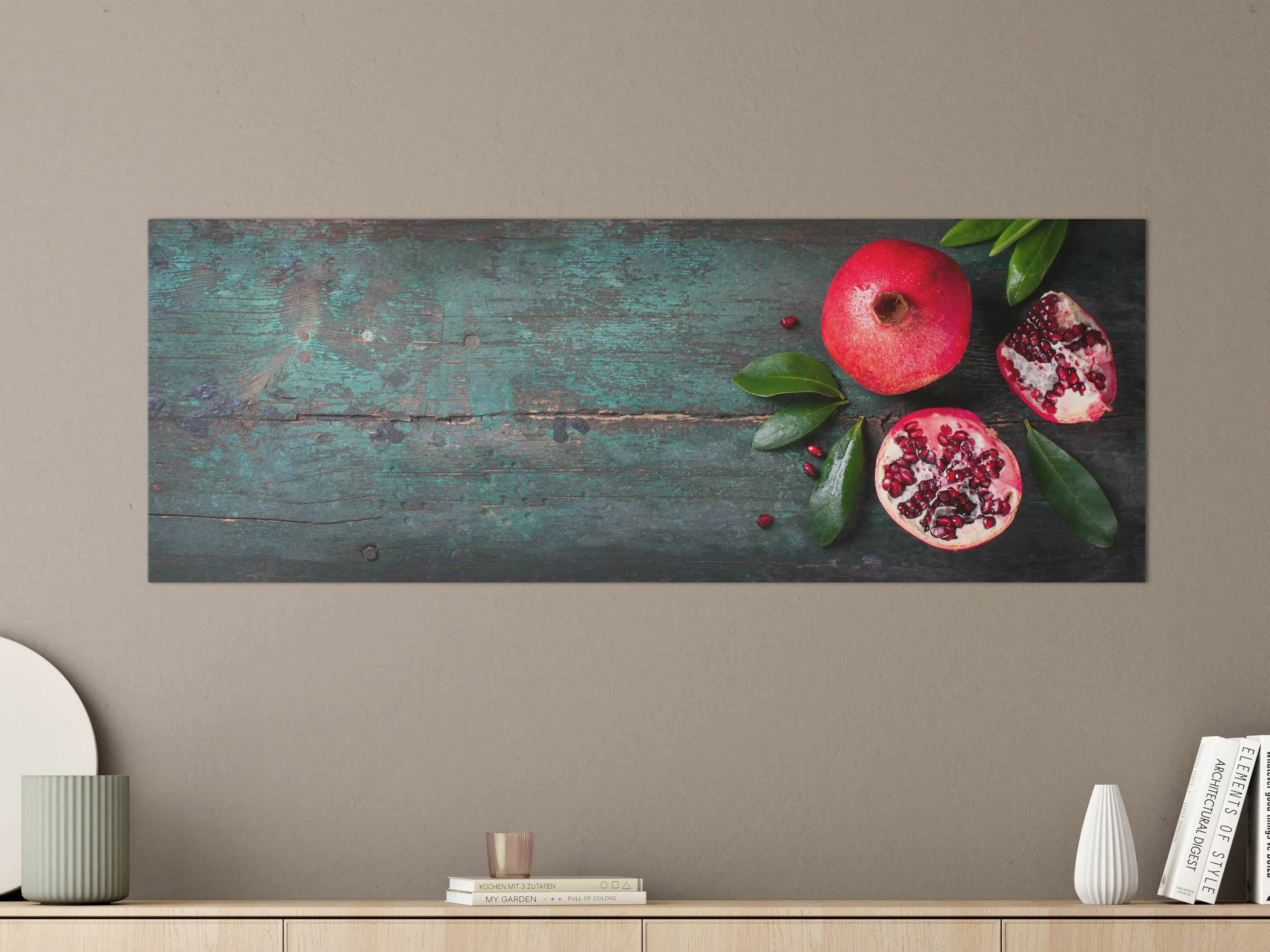 Große Wandbilder - Granatapfel mit grünen Blättern auf dunklem Holz