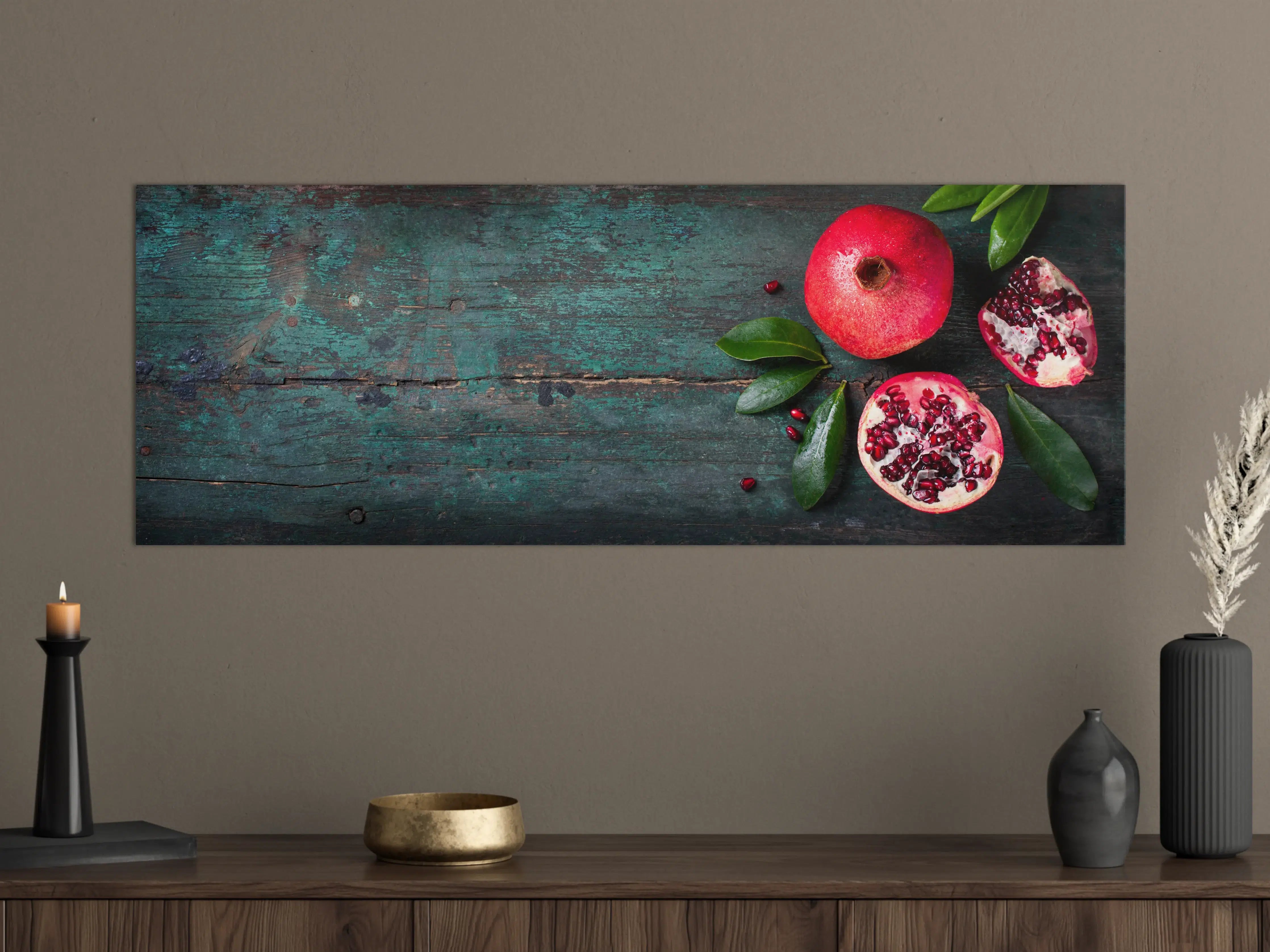 Große Wandbilder - Granatapfel mit grünen Blättern auf dunklem Holz