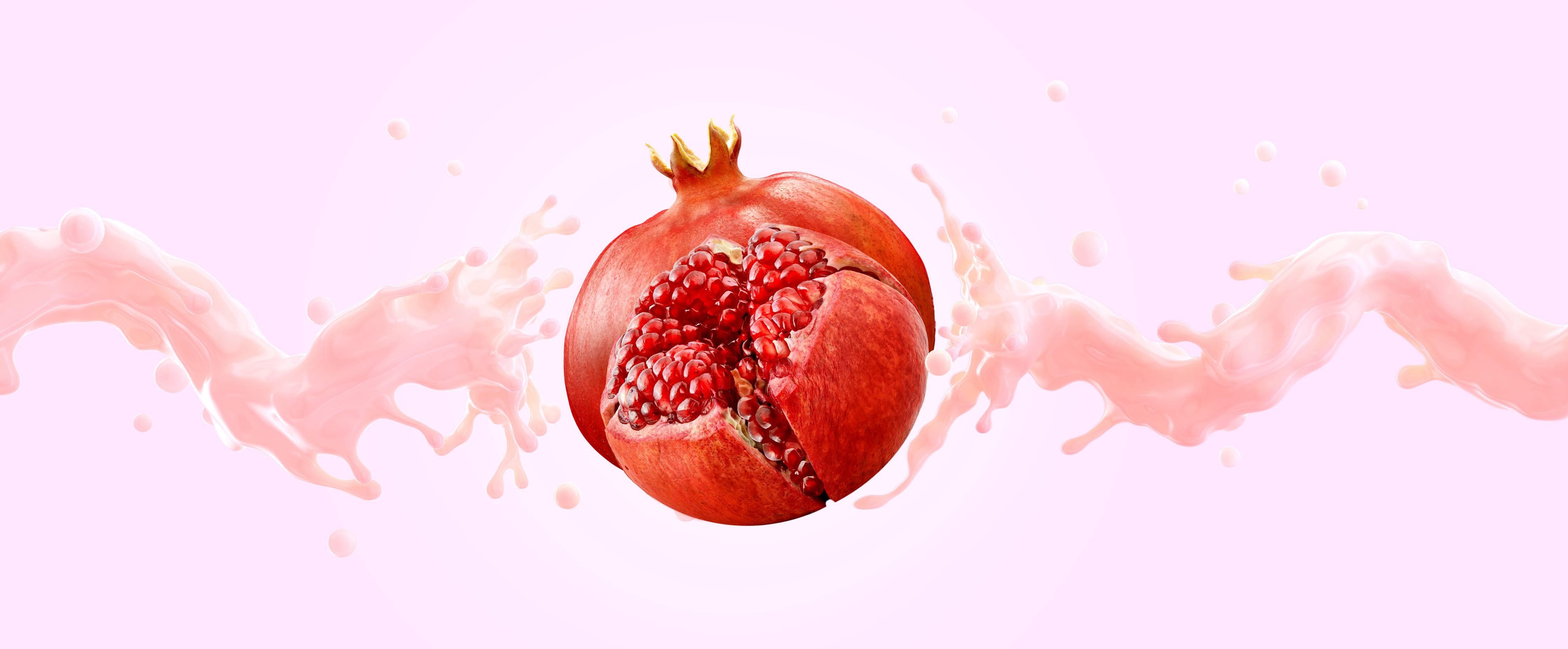 Große Wandbilder-Granatapfel mit rosa Milch-Splash