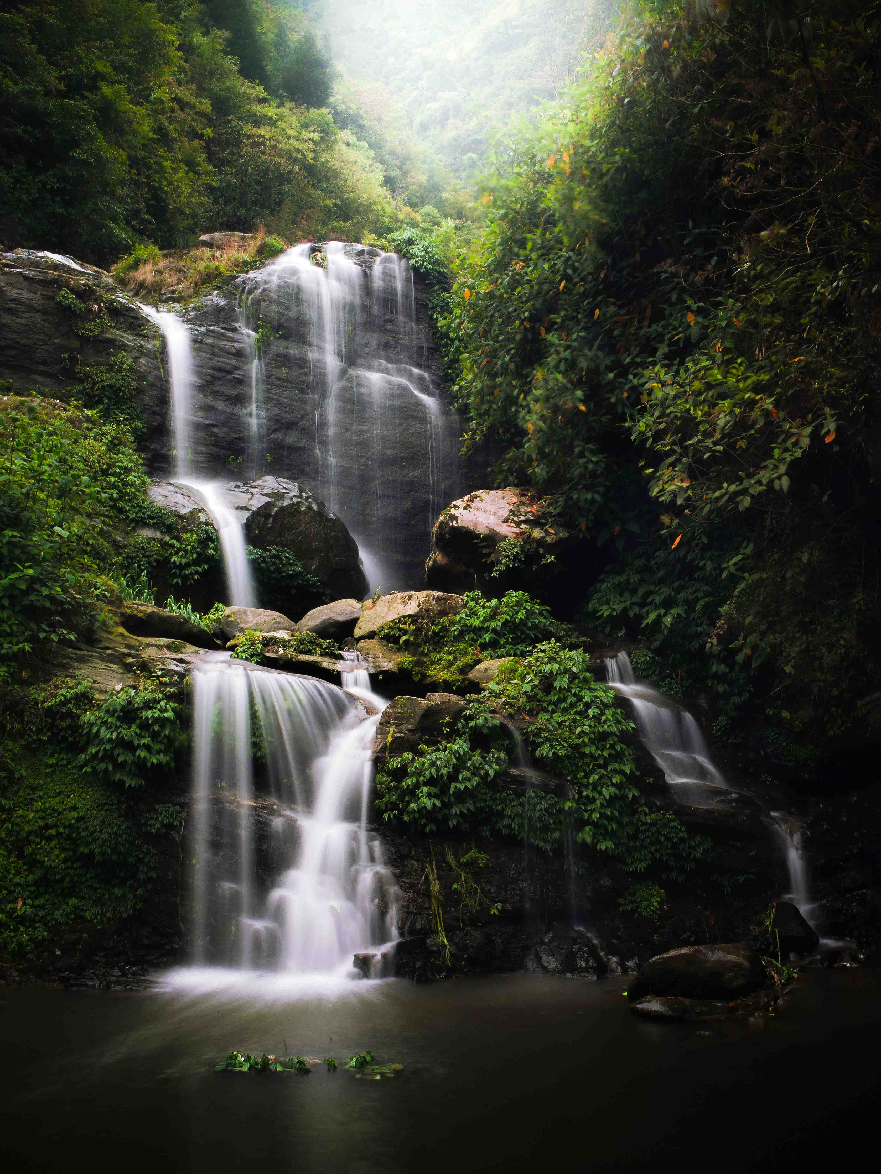 Große Wandbilder-Grauer Wasserfall im grünen Glanz