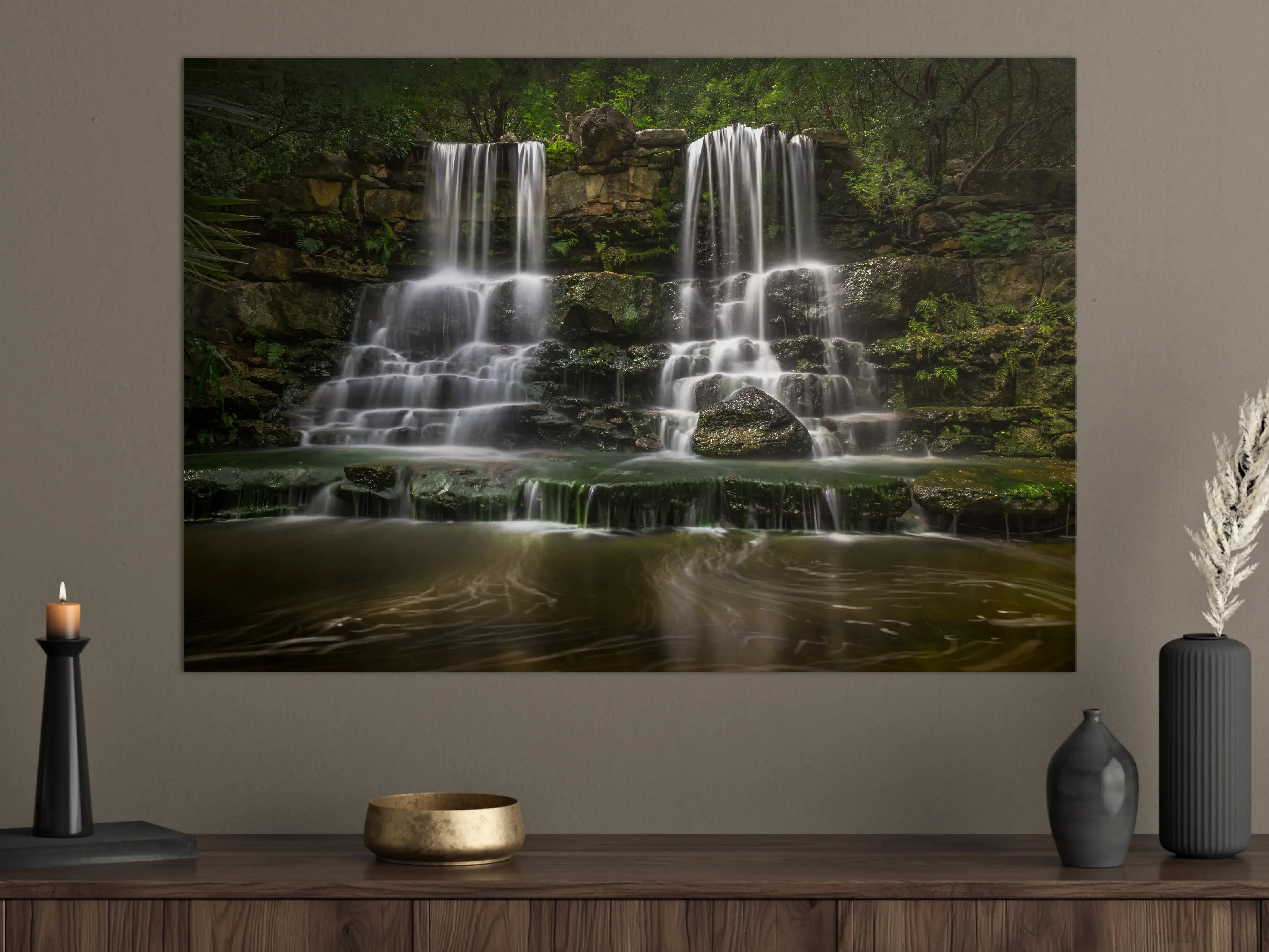 Große Wandbilder - Grauer Wasserfall in smaragdgrüner Natur