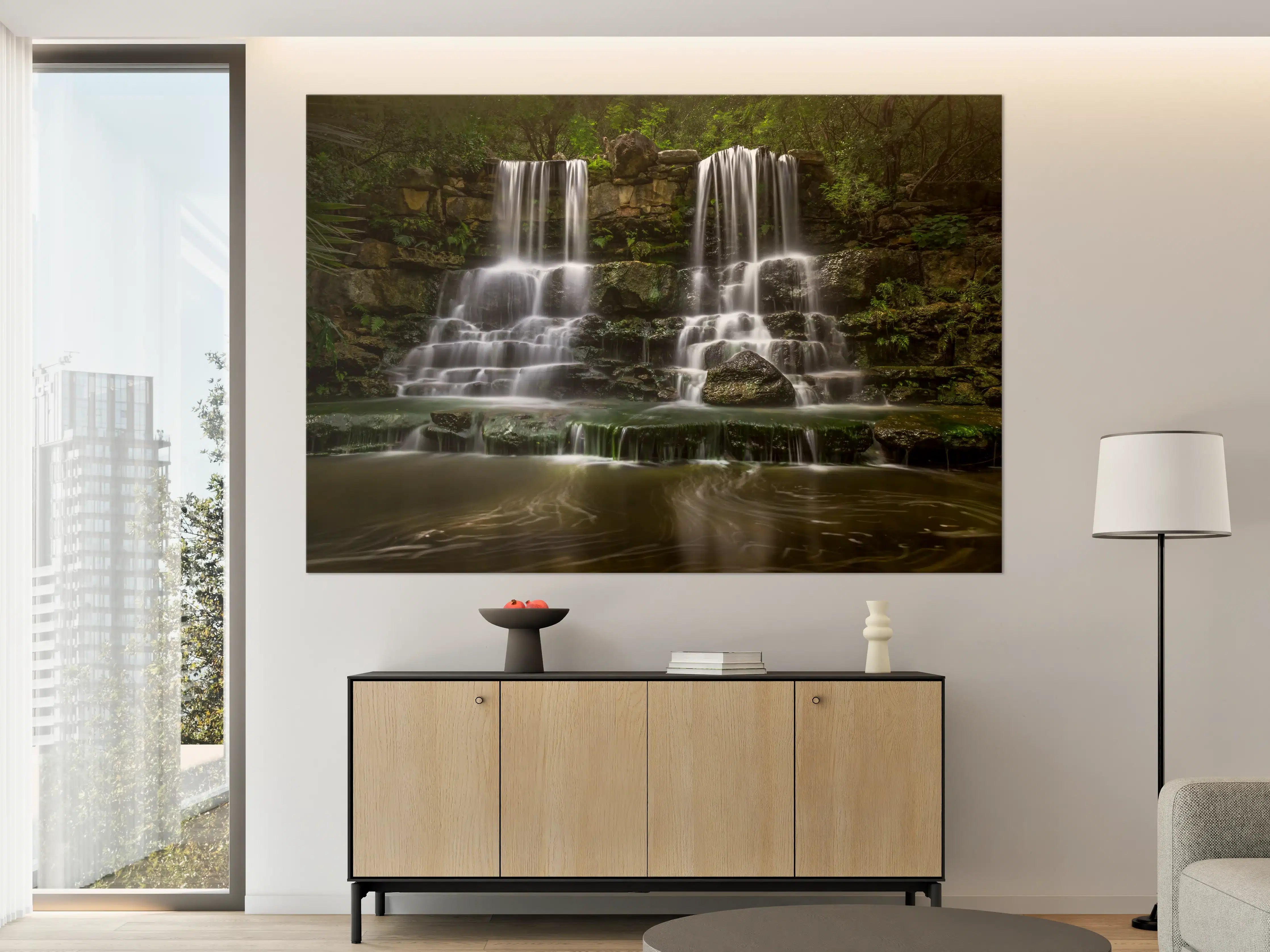 Große Wandbilder - Grauer Wasserfall in smaragdgrüner Natur