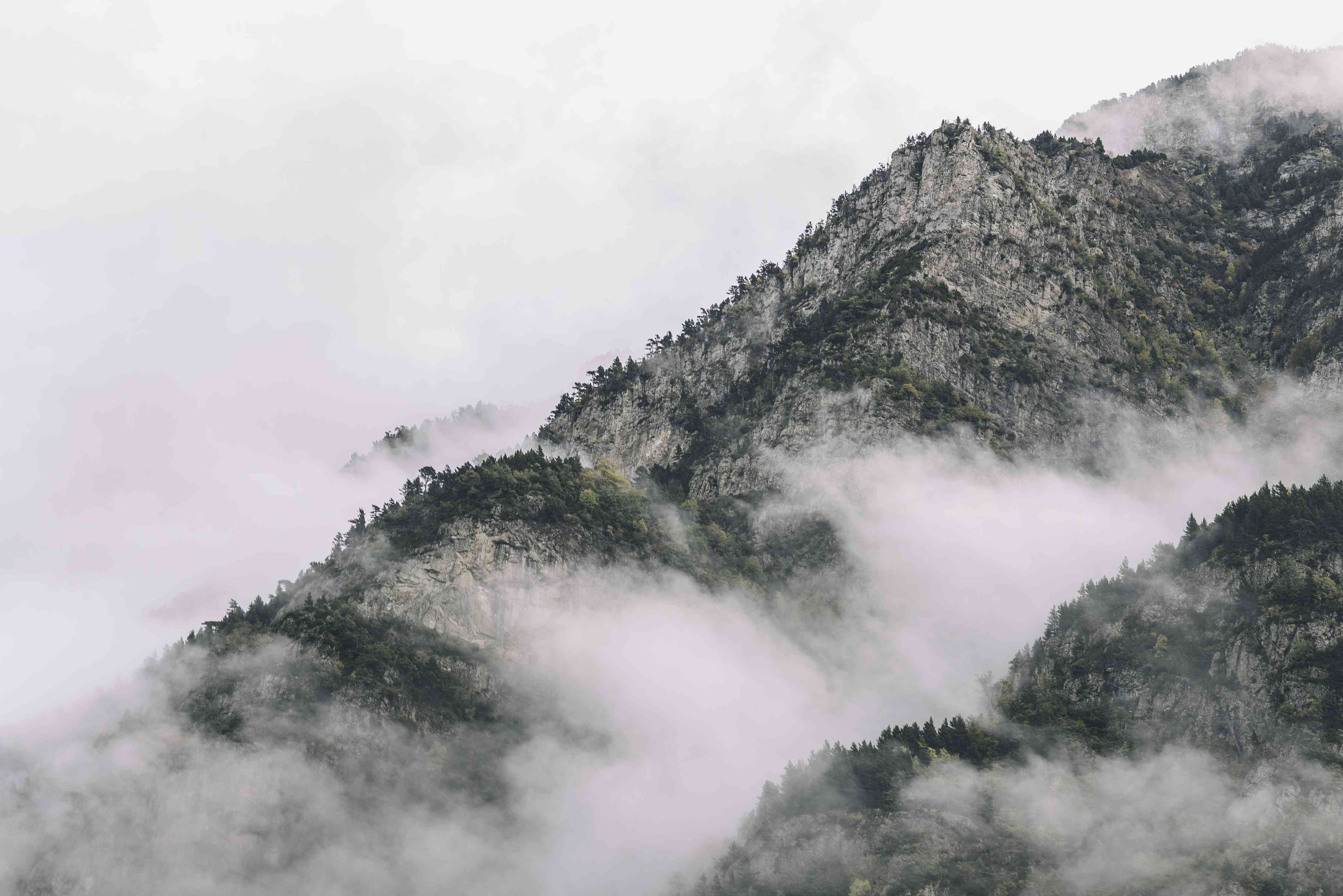 Große Wandbilder-Grauwe Wolken über Gipfeln