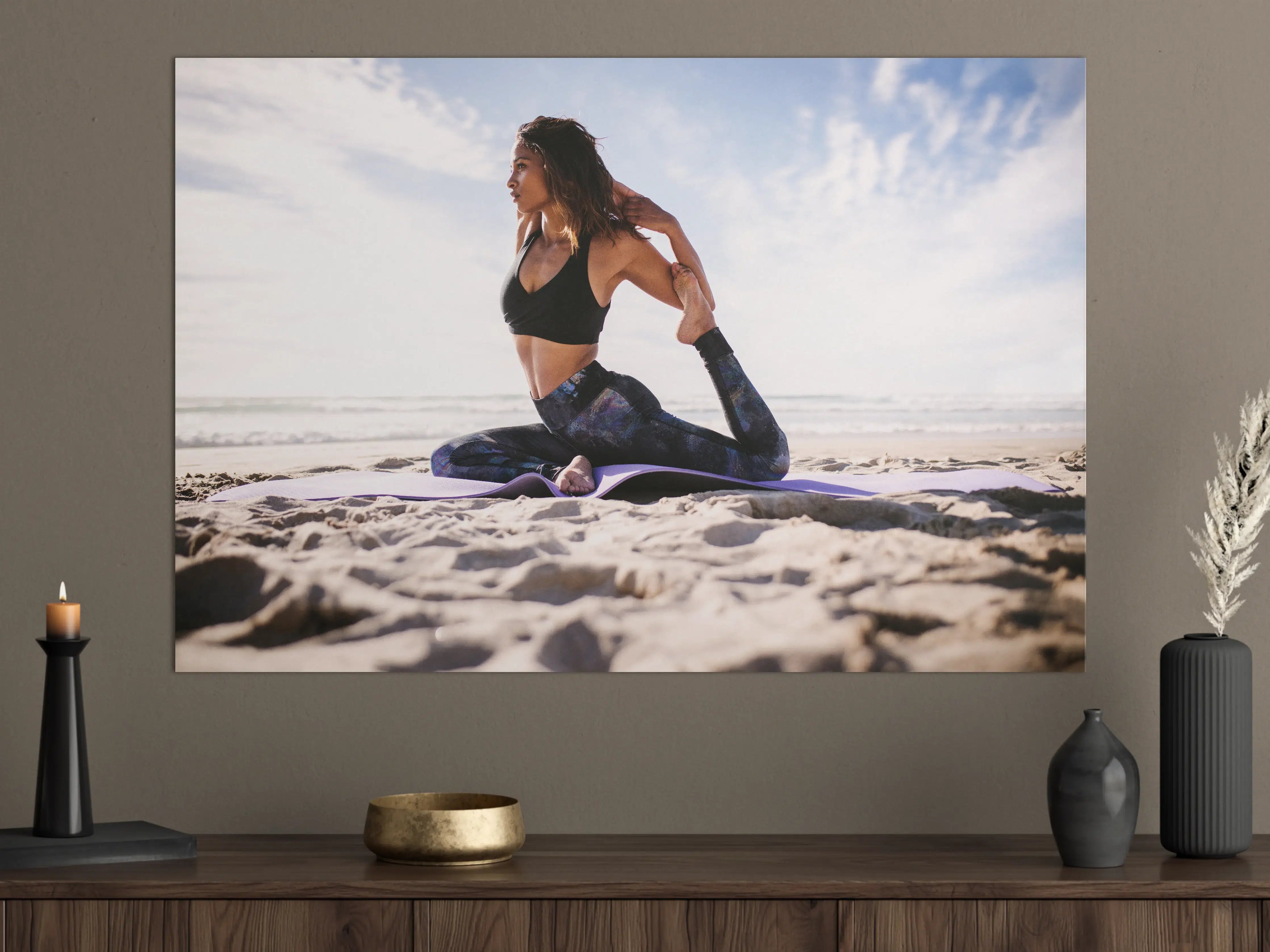 Große Wandbilder - Junges Mädchen in King Pigeon Yoga Pose am Strand