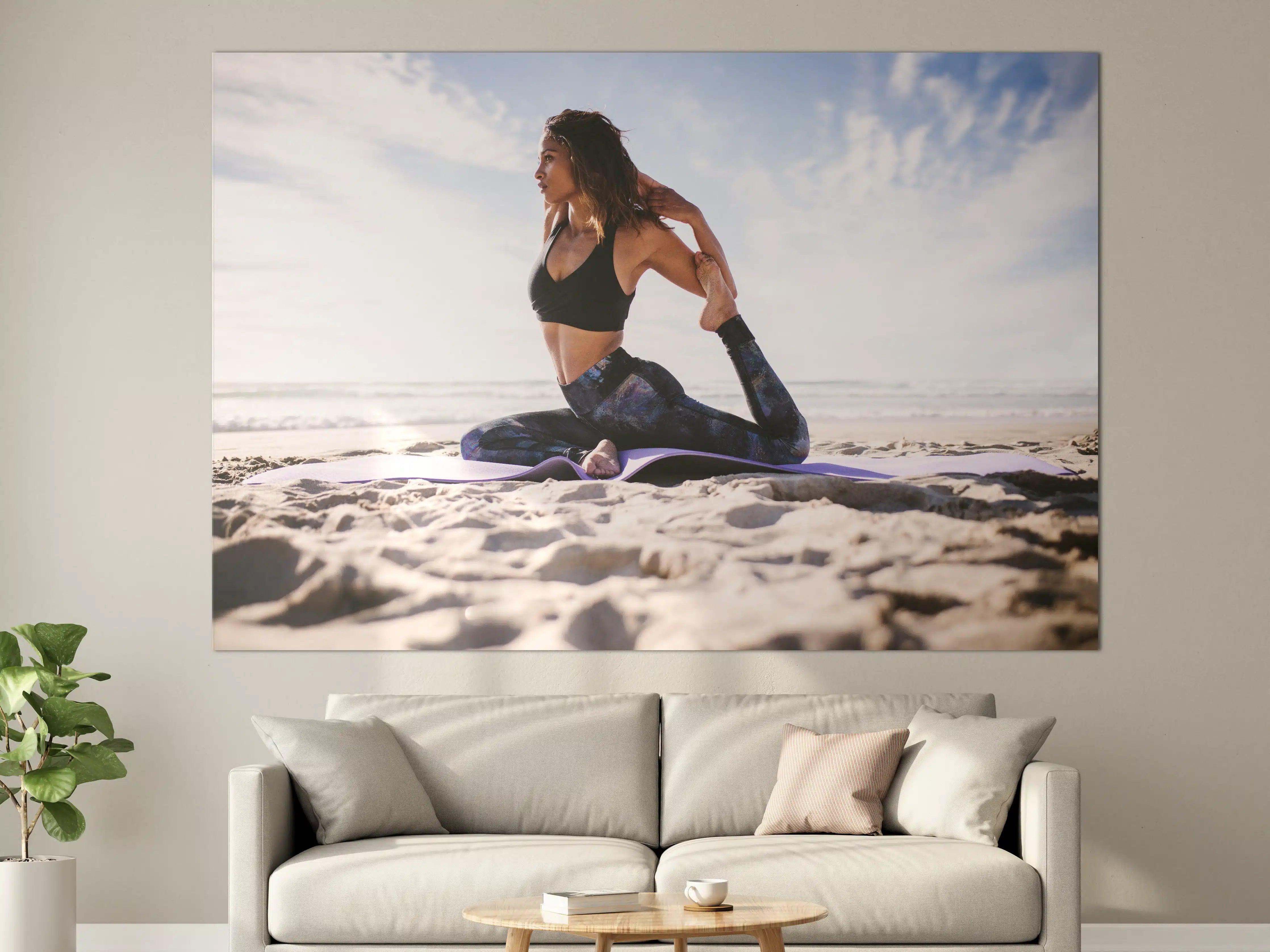 Große Wandbilder - Junges Mädchen in King Pigeon Yoga Pose am Strand