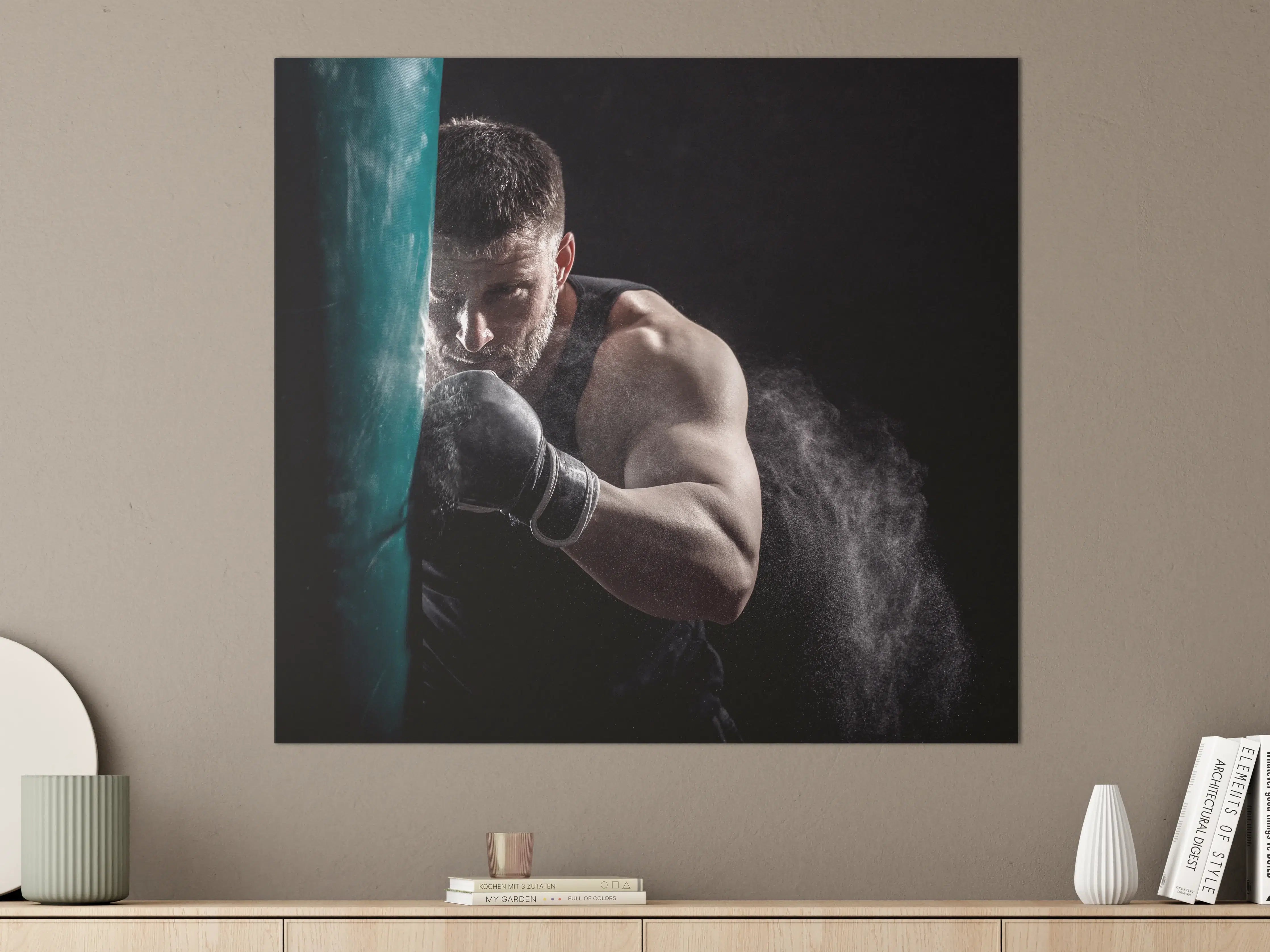 Große Wandbilder - Kampfkunsttraining in dunkler Atmosphäre