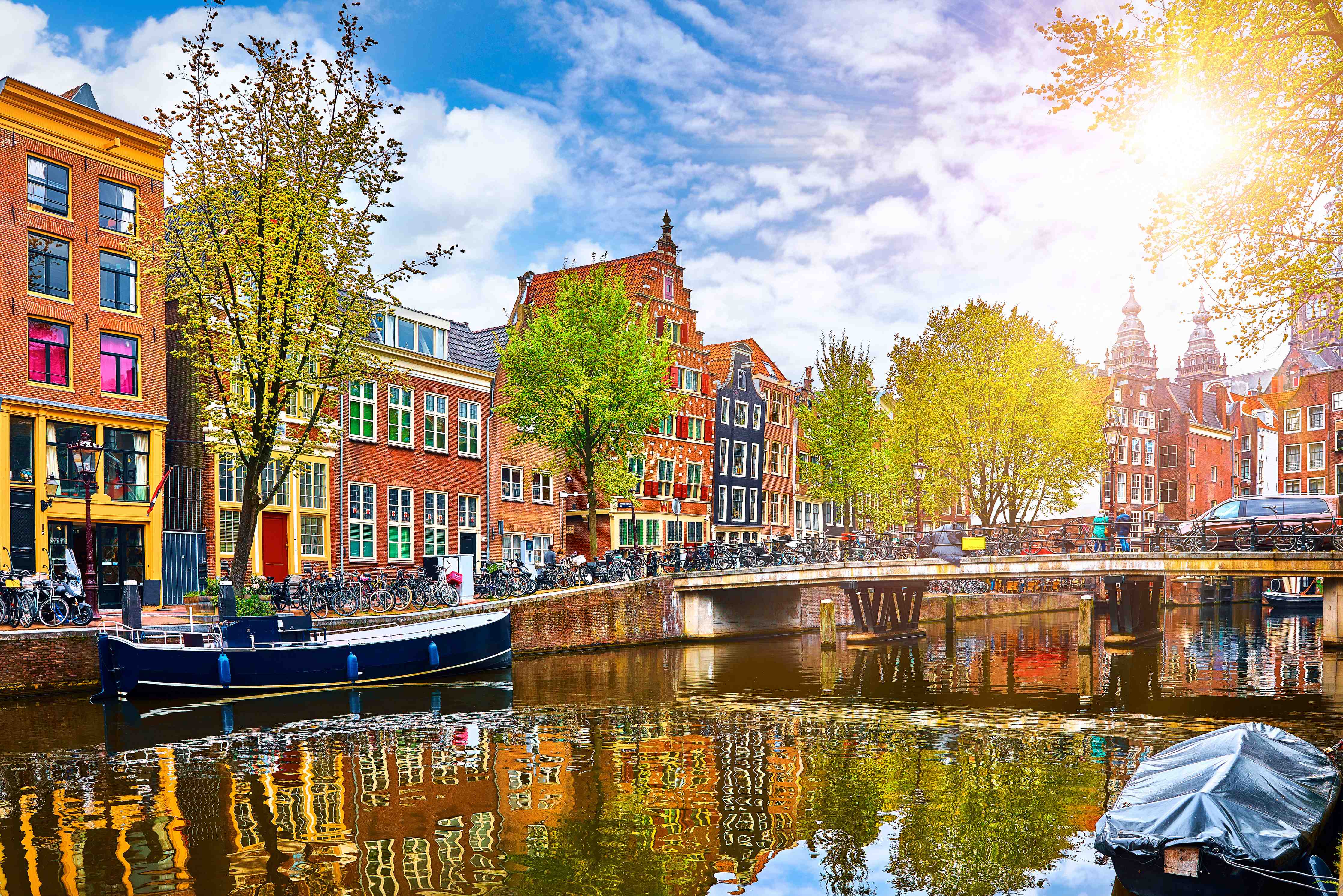 Große Wandbilder-Kanal in Amsterdam bei Tag