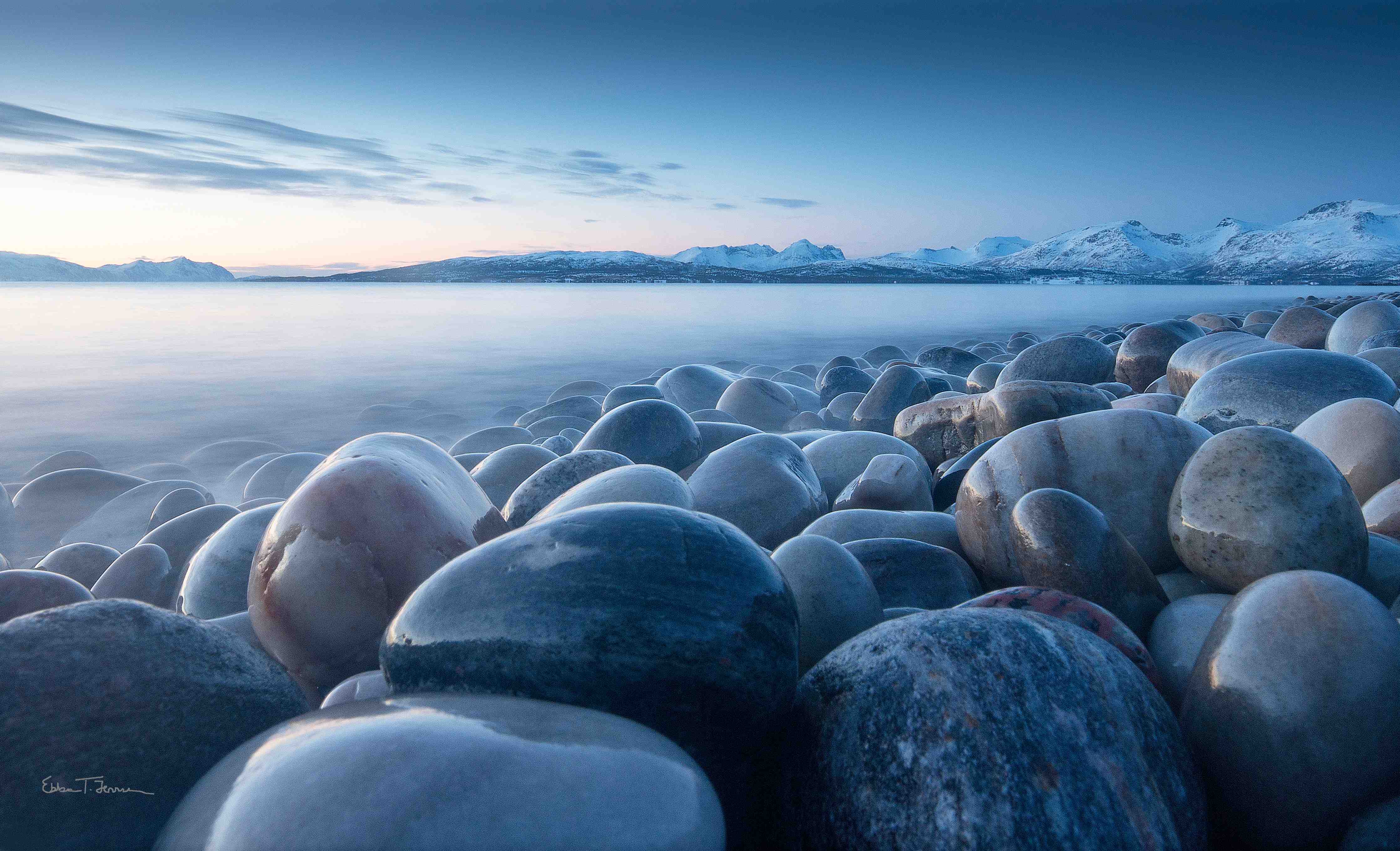 Große Wandbilder-Kristallklare Gesteinsküste mit Bergblick