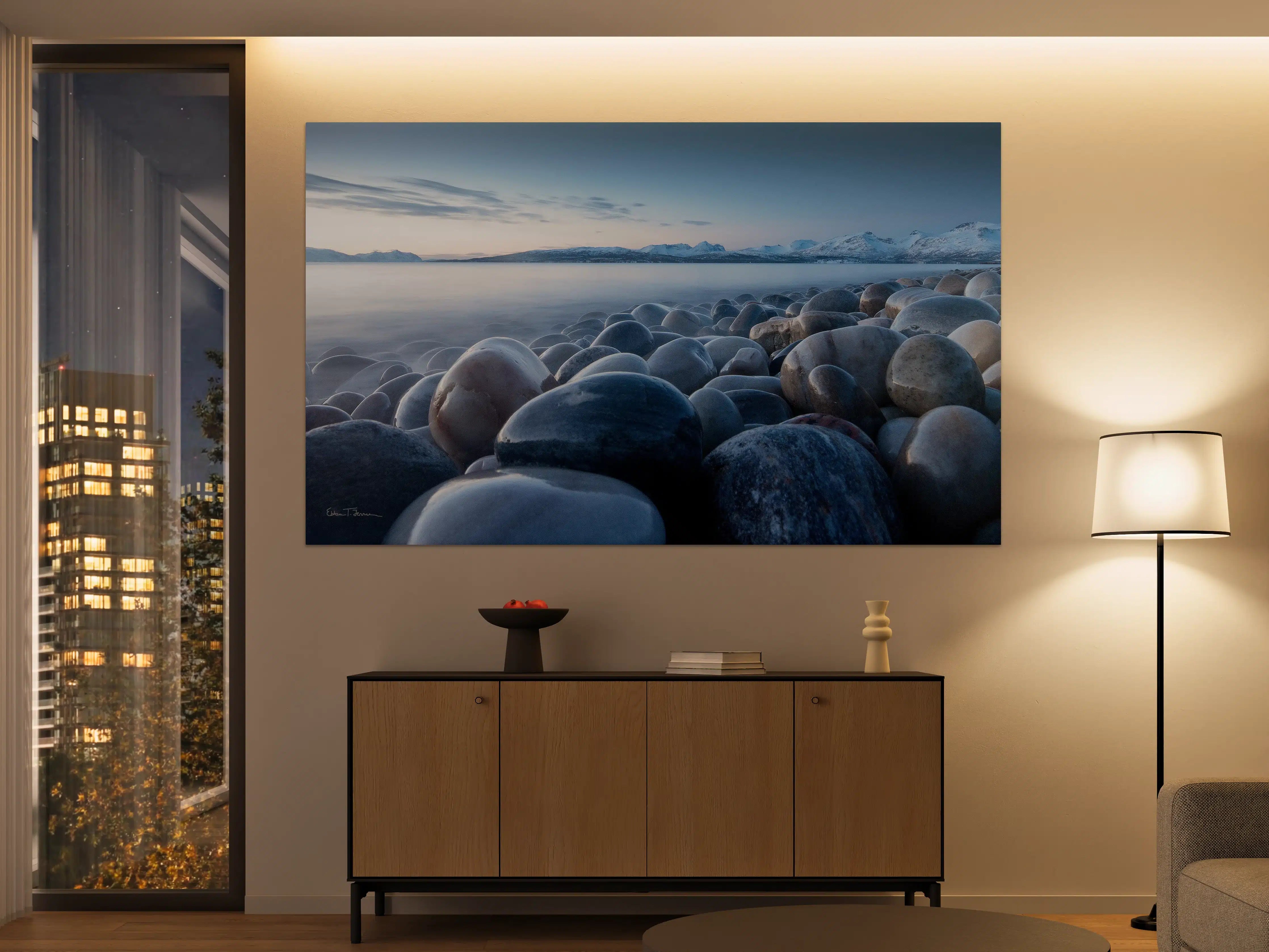 Große Wandbilder - Kristallklare Gesteinsküste mit Bergblick