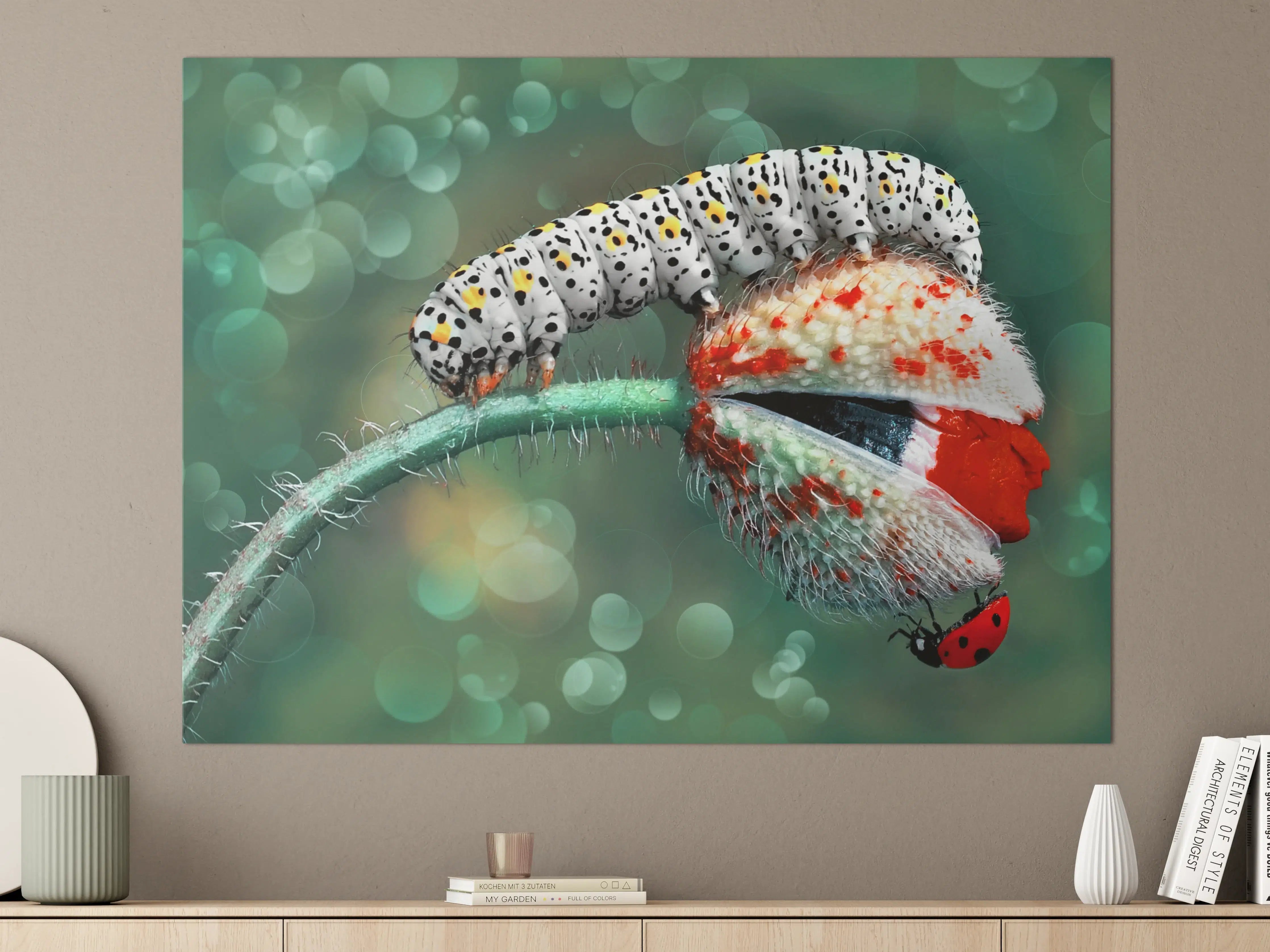 Große Wandbilder - Lebendige Raupe auf Blume mit elegantem Bokeh-Hintergrund