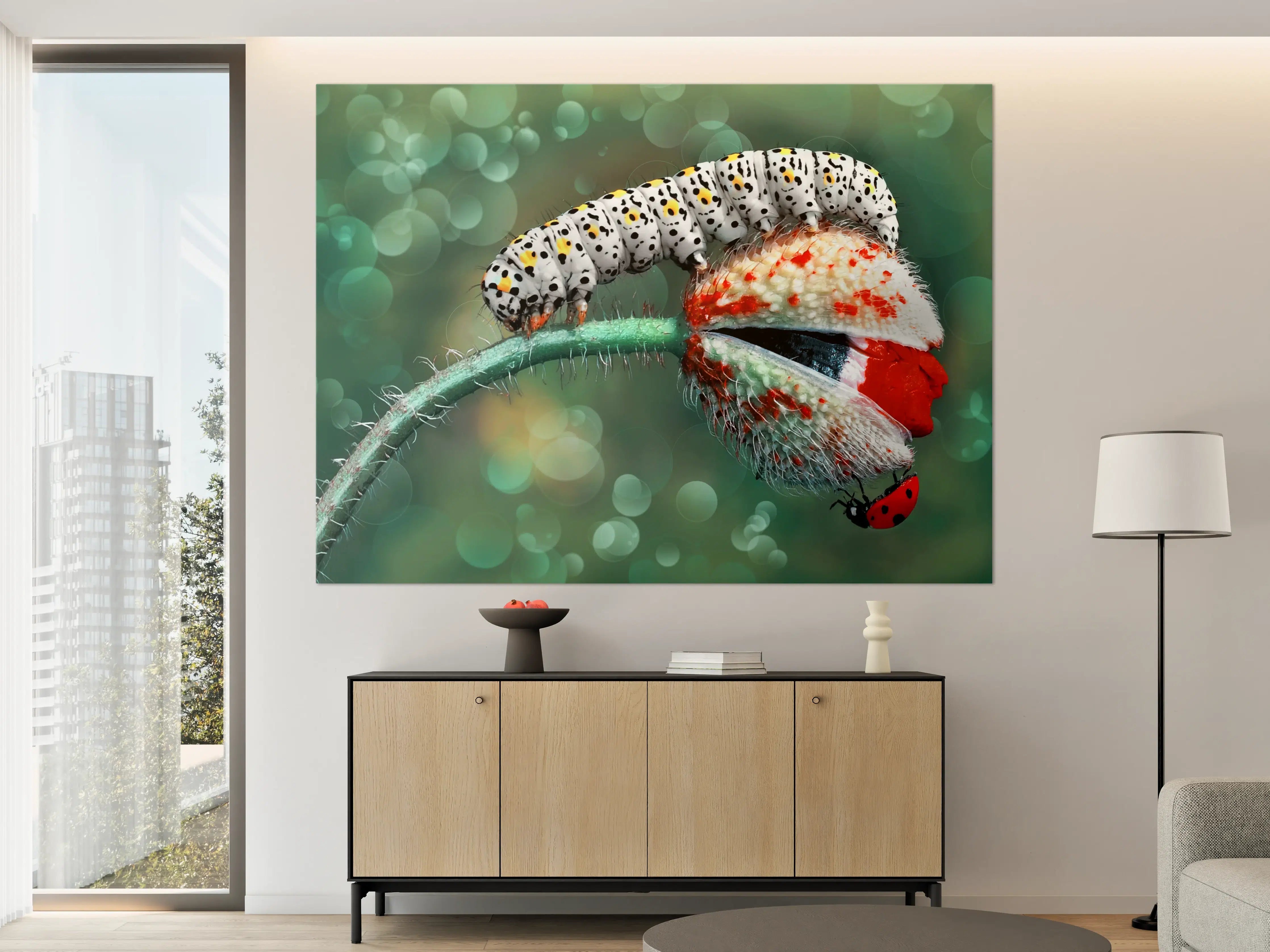 Große Wandbilder - Lebendige Raupe auf Blume mit elegantem Bokeh-Hintergrund