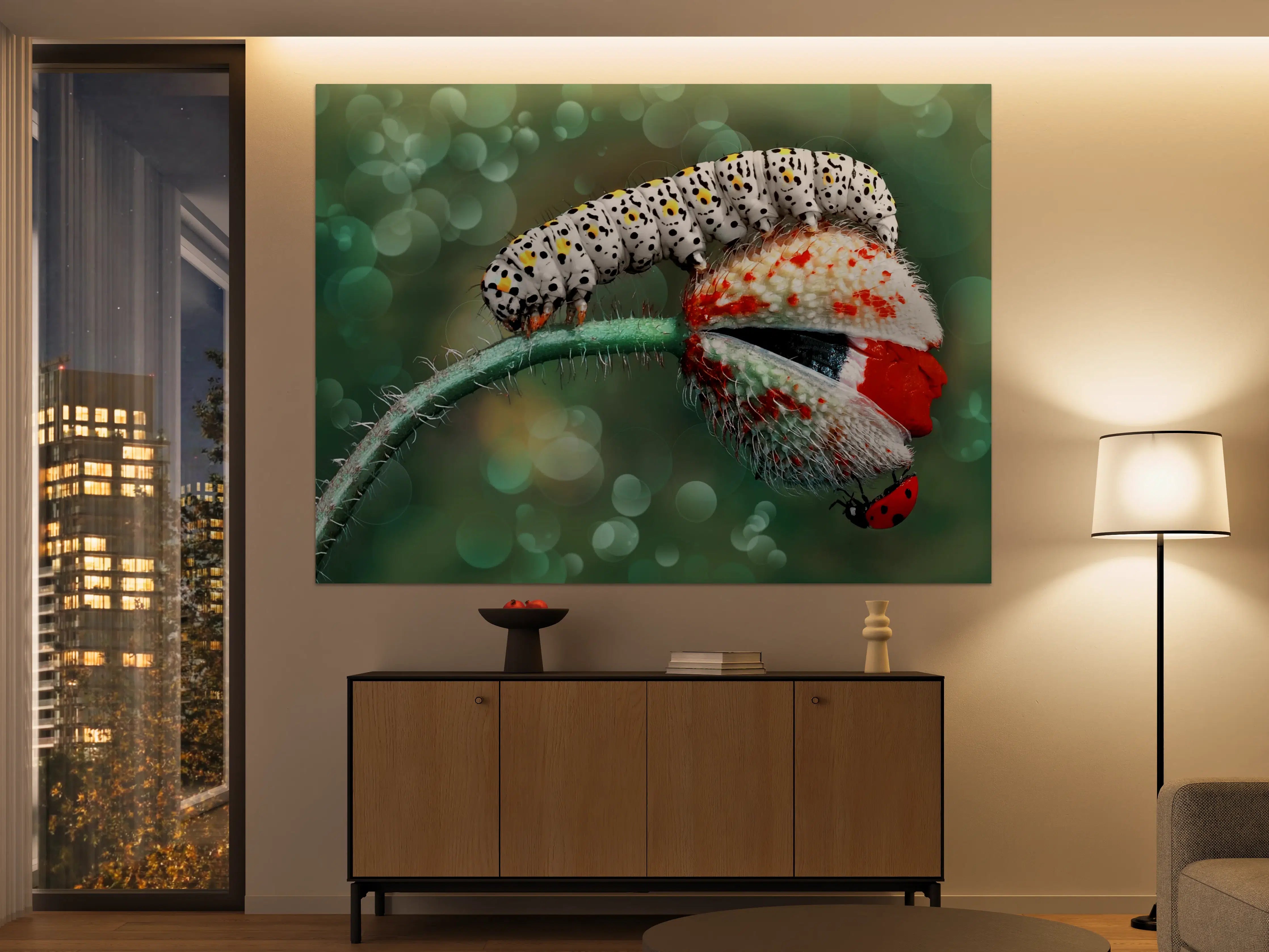 Große Wandbilder - Lebendige Raupe auf Blume mit elegantem Bokeh-Hintergrund