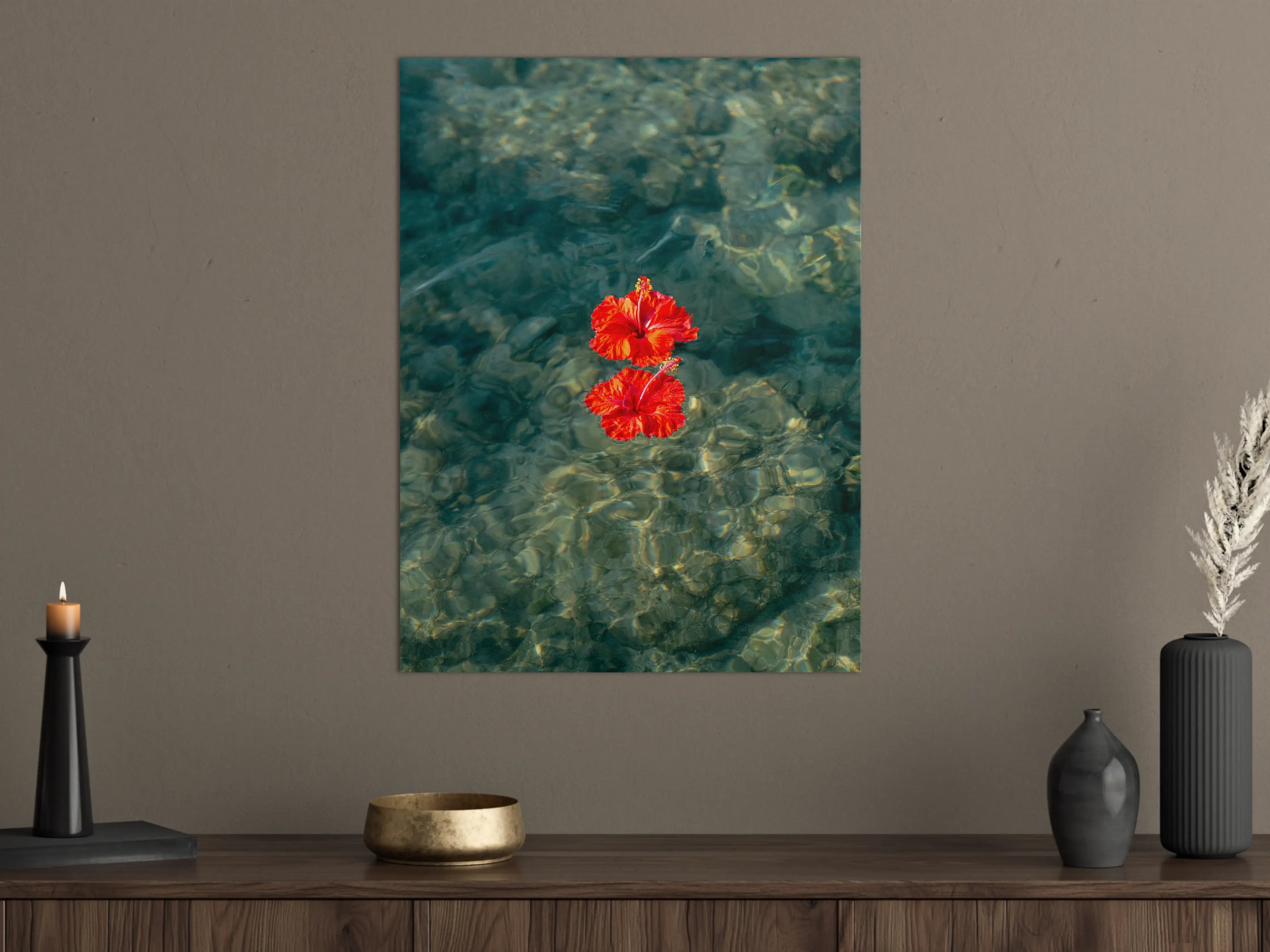 Große Wandbilder - Leuchtend rote Hibiskusblume auf klarem Wasser