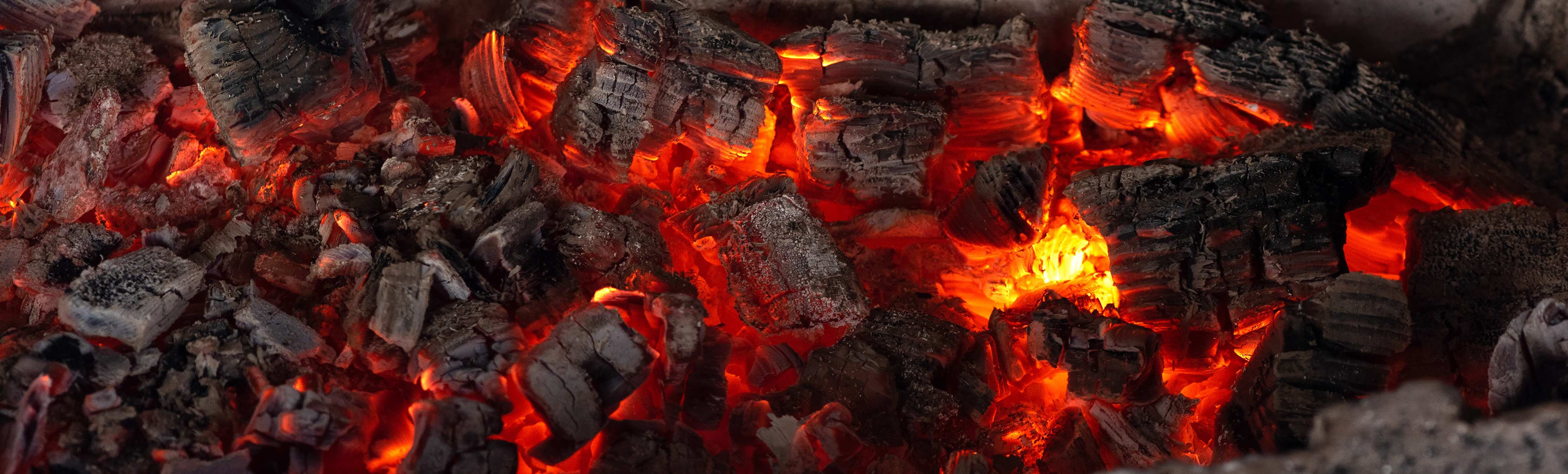 Große Wandbilder-Leuchtende Glut in dunklem Feuer