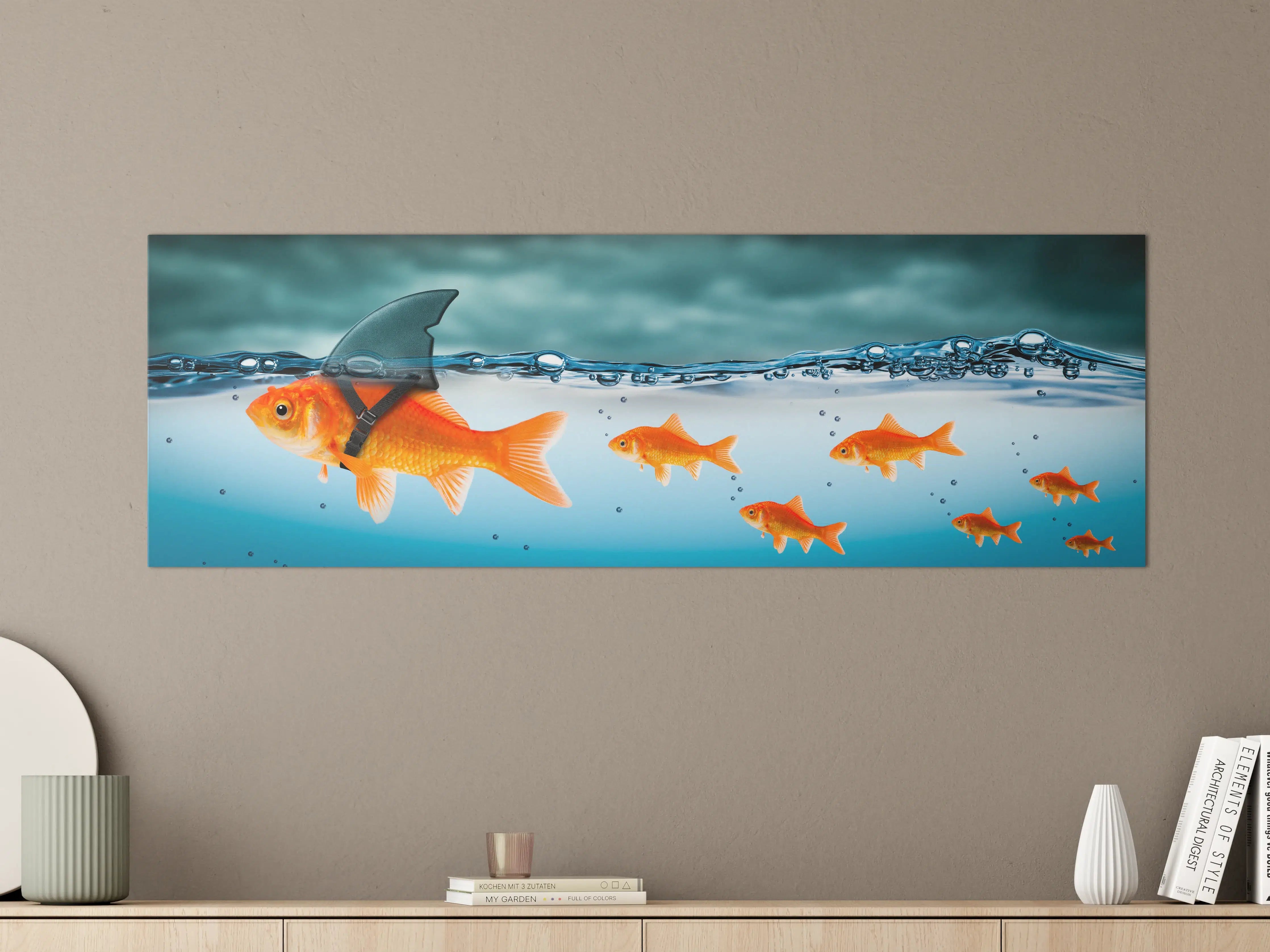 Große Wandbilder - Leuchtende Goldfische im Wasser mit Hai-Flosse