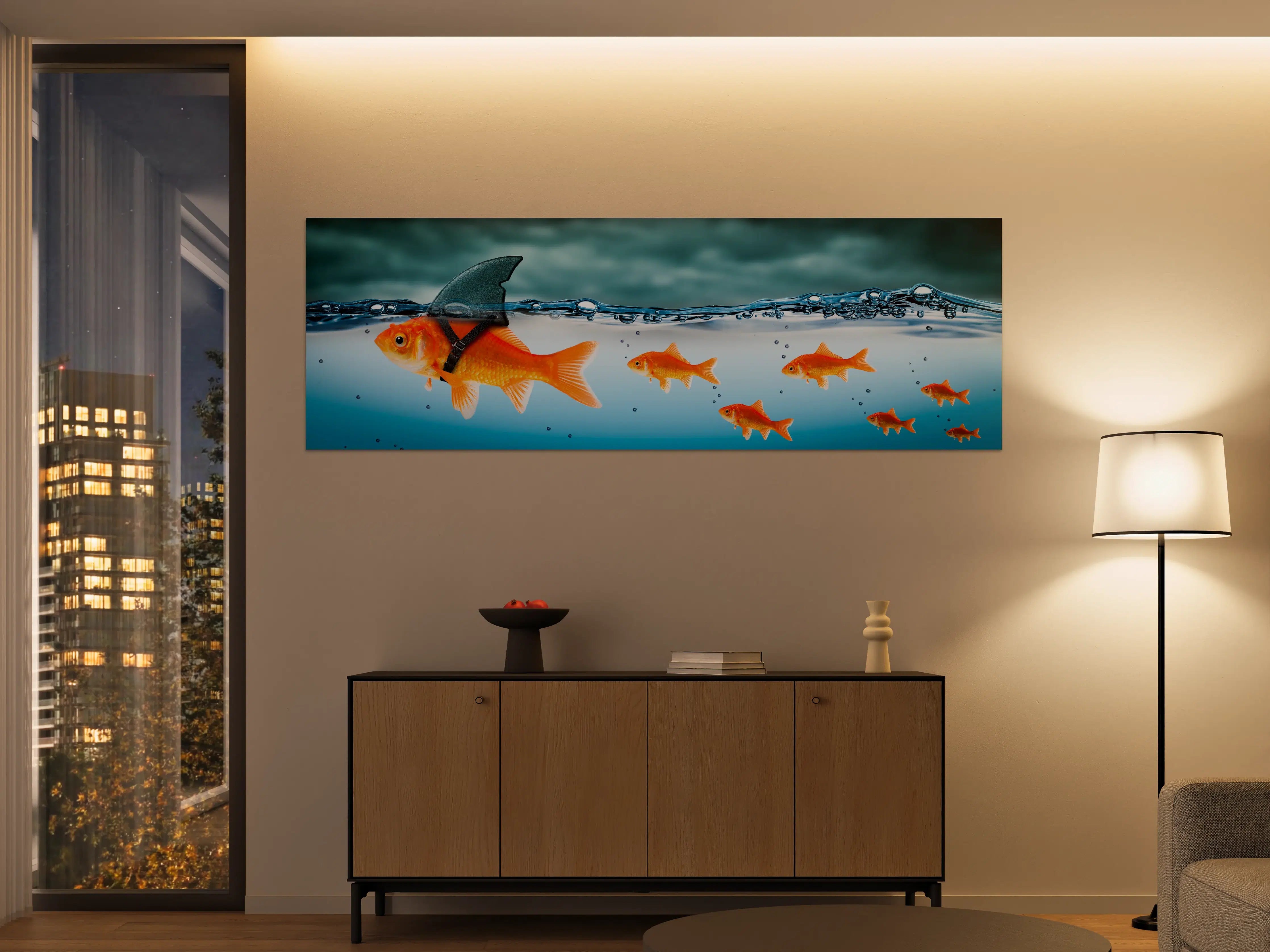 Große Wandbilder - Leuchtende Goldfische im Wasser mit Hai-Flosse