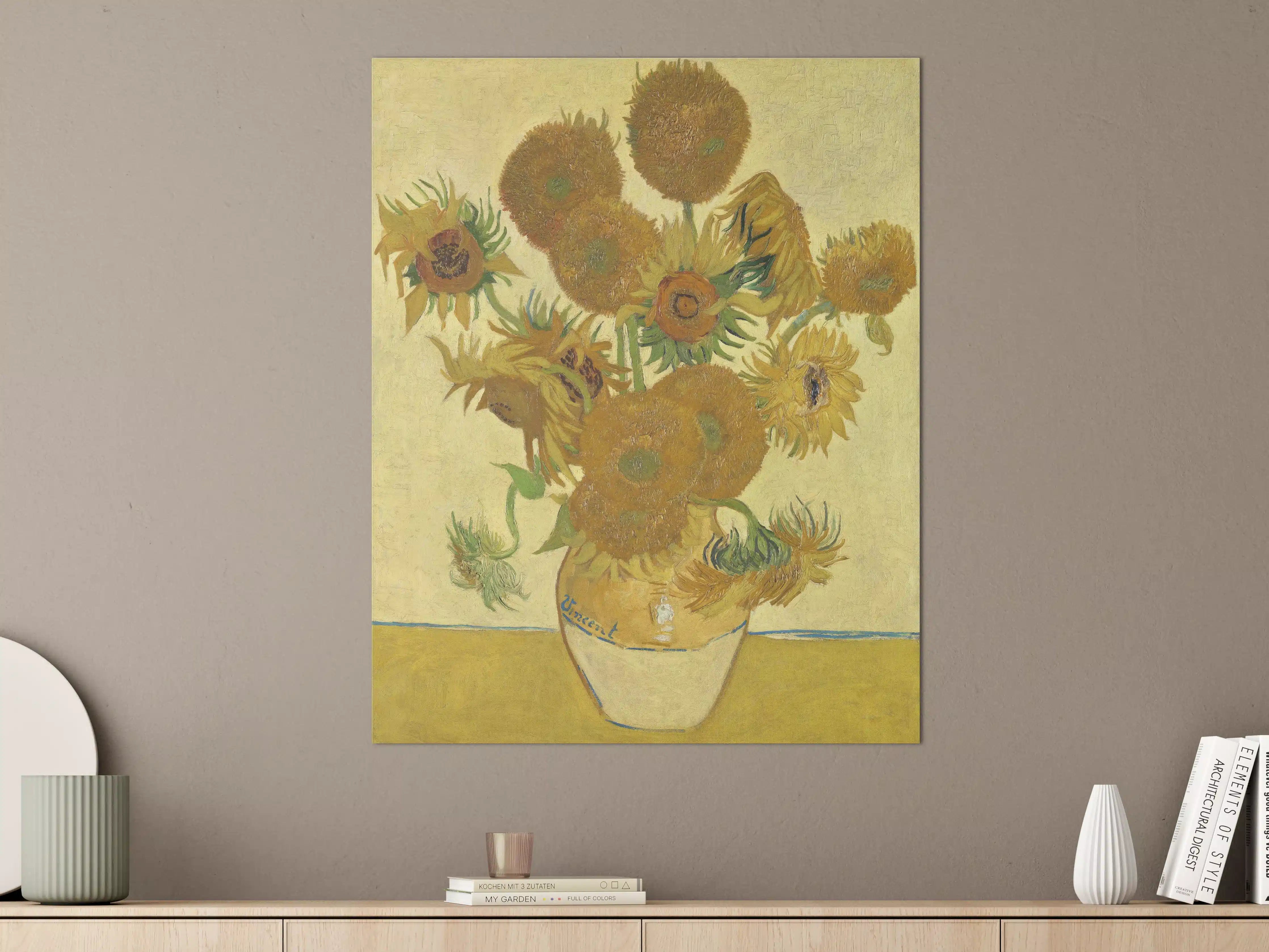 Große Wandbilder - Leuchtendes Sonnenblumenstillleben auf hellgelbem Hintergrund