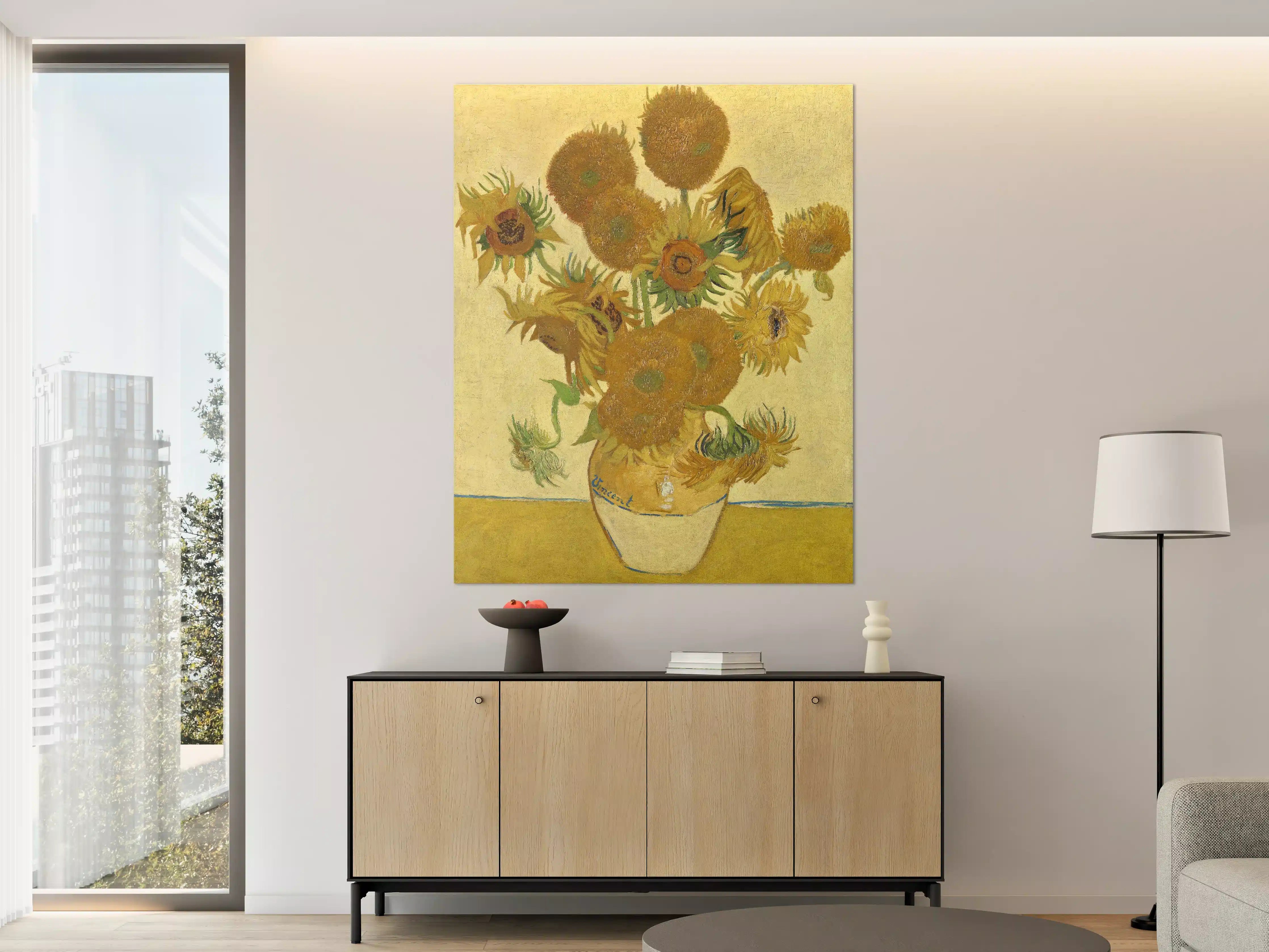 Große Wandbilder - Leuchtendes Sonnenblumenstillleben auf hellgelbem Hintergrund