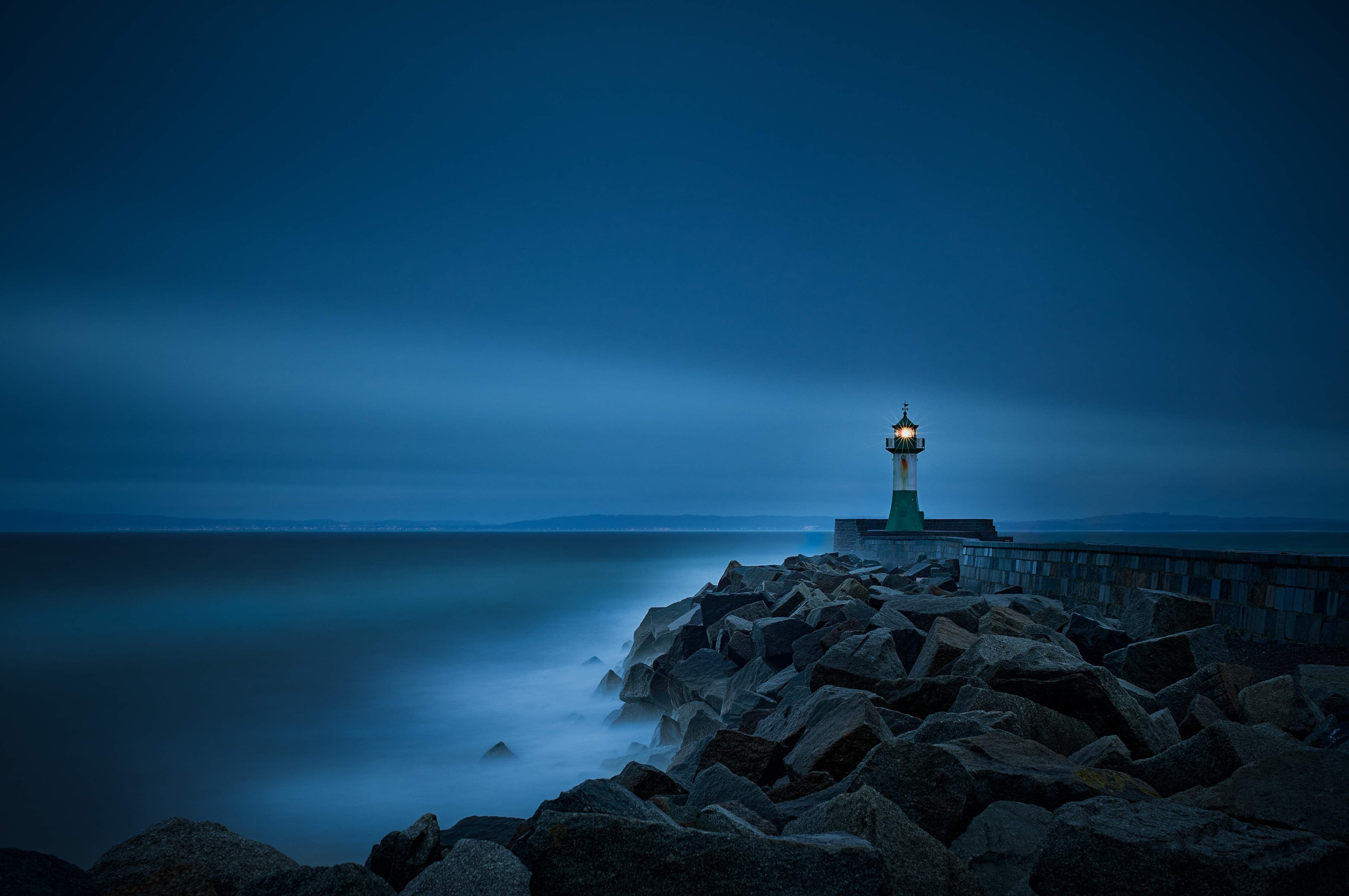 Große Wandbilder-Leuchtturm bei Nacht in Blau- und Grautönen