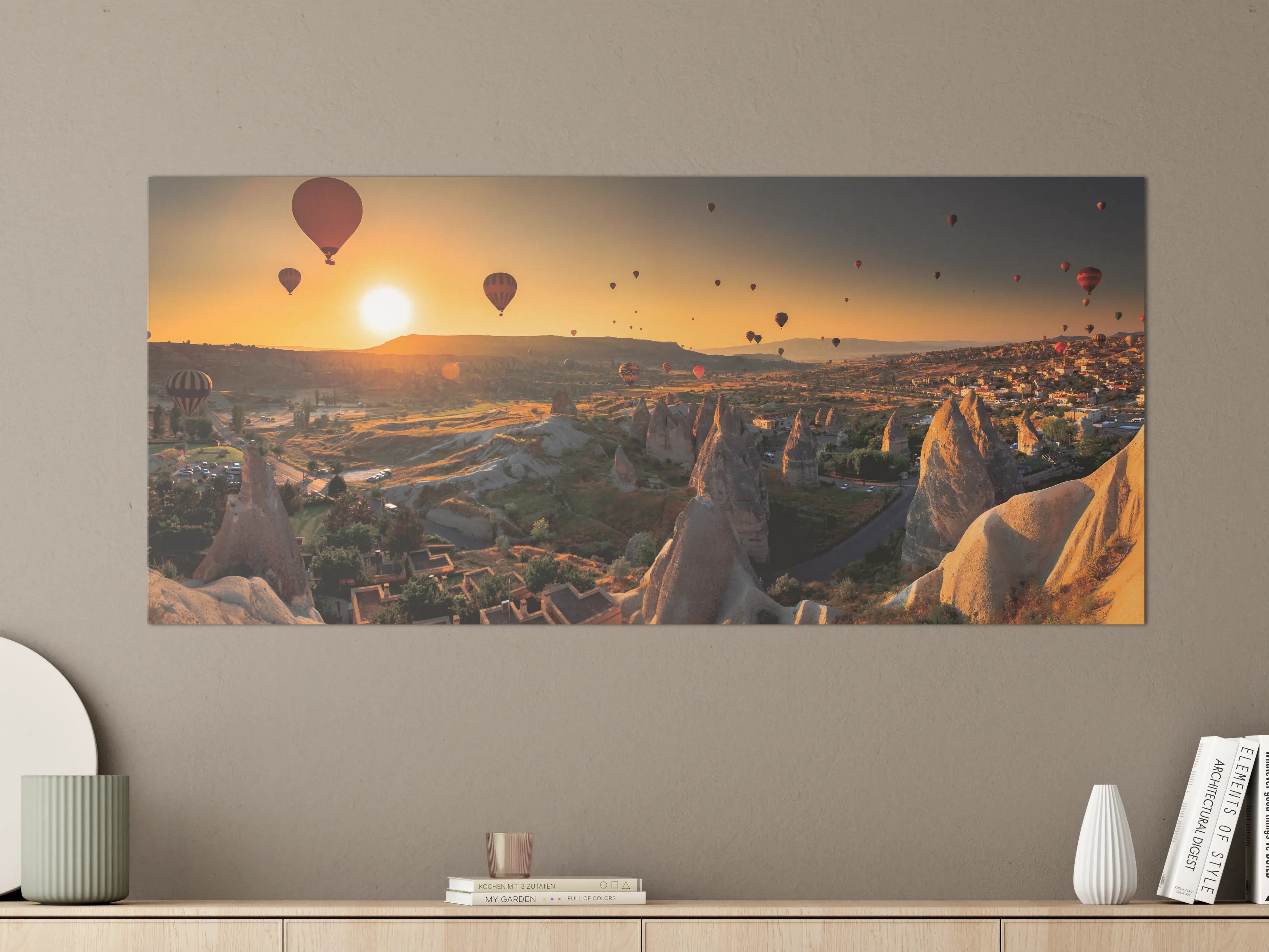 Große Wandbilder - Luftballons über atemberaubender Landschaft bei Sonnenuntergang