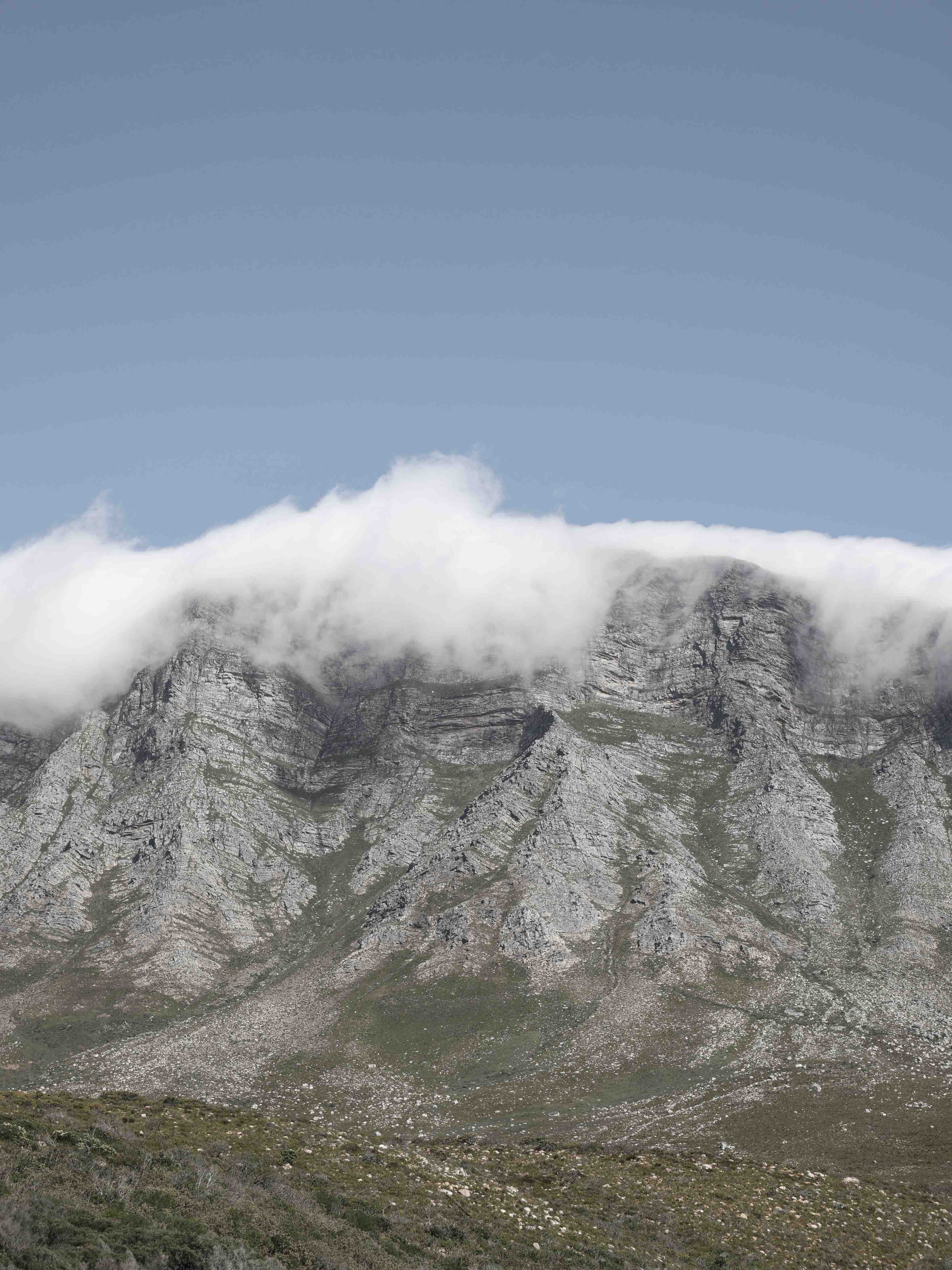Große Wandbilder-Majestätische Bergspitzen im Nebel